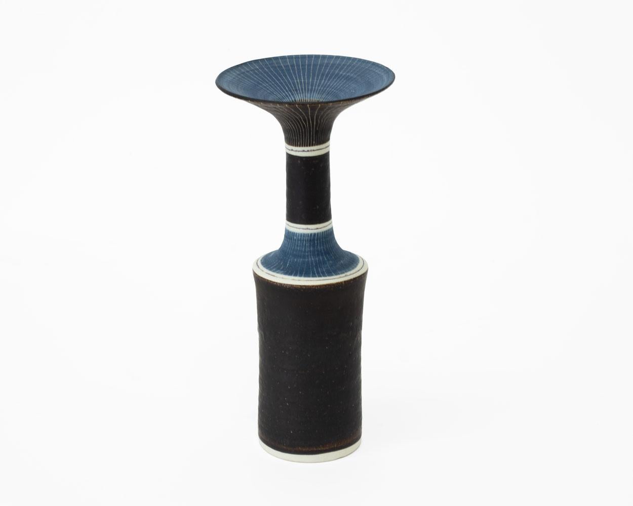 Vase à bord évasé - Sculpture de Lucie Rie