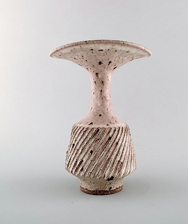 Lucie Rie (b. 1902, 1995), Austrian-born British potter.
Large modernist unique vase in glazed ceramics / stoneware.
Beautiful glaze in bright earth shades. Fluted body. Trumpet shaped mouth.
Own workshop, circa 1970.
In very good
