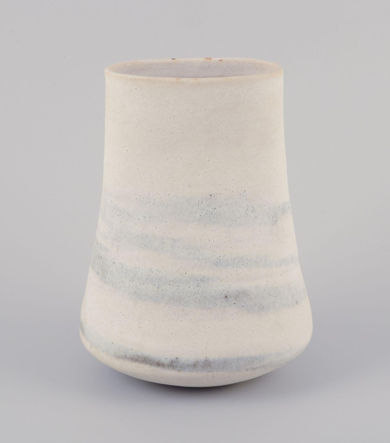I prodotti usati sono esenti da dazi all'importazione per i clienti statunitensi. 
Pertanto, al tuo acquisto non saranno applicate tariffe di importazione.

Lucie Rie (1902-1995), ceramista britannica di origine austriaca. Studio proprio.
Unico