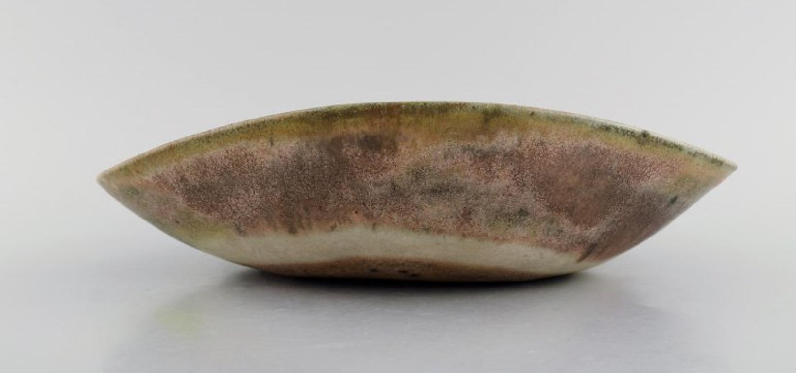 Late 20th Century Lucie Rie, Austrian-born British ceramist. Large modernist bowl in stoneware. For Sale