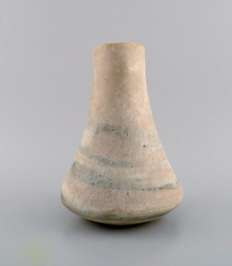 Lucie Rie (b. 1902, d. 1995), Austrian-born British ceramist. 
Large modernist vase in glazed stoneware. Beautiful glaze in sand shades. Own workshop, approx. 1970.
Measures: 21 x 16.5 cm.
In excellent condition.
Signed: LR in monogram.

Lucy Rie’s