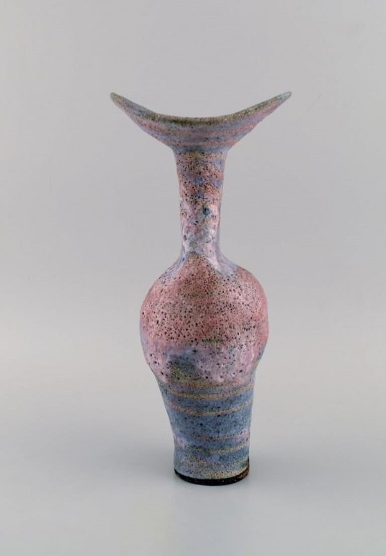 Lucie Rie (b. 1902, 1995), Austrian-born British potter.
Unique large modernist vase in glazed ceramics / stoneware. Museum quality.
Beautiful glaze in pink and purple shades. Trumpet shaped mouth.  
Own workshop, ca. 1970.
In excellent