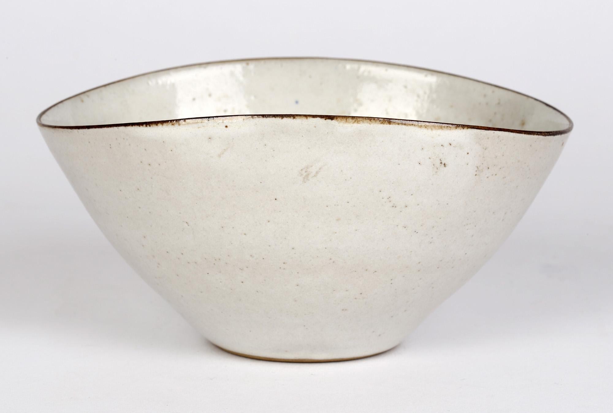 Lucie Rie 'Austrian/British, 1902-1995' Squeezed Oatmeal Glazed Pottery Bowl In Good Condition For Sale In Bishop's Stortford, Hertfordshire