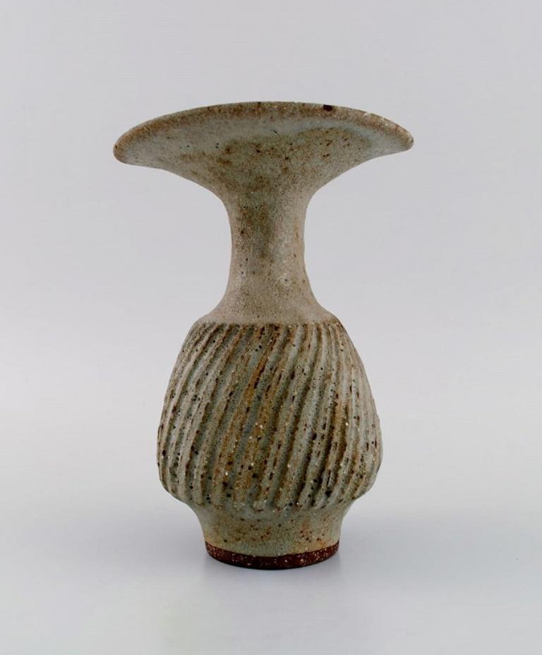 Lucie Rie (b. 1902, 1995), Austrian-born British potter. 
Large modernist vase in glazed ceramics / stoneware. 
Beautiful glaze in bright earth shades. Fluted body. 
Trumpet-shaped mouth. 
Own workshop, ca. 1970.
In excellent condition.
Signed: LR