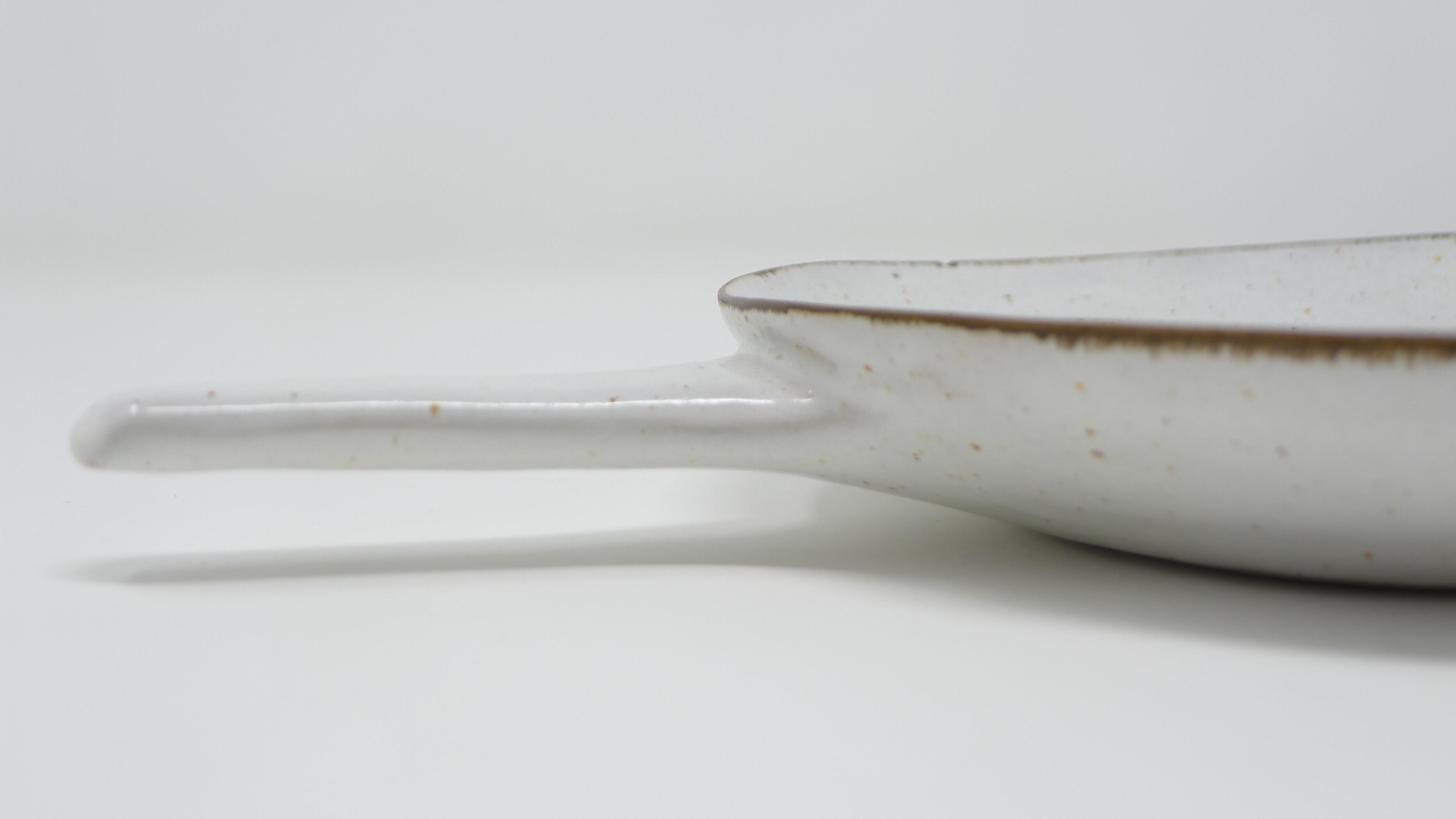 Lucie Rie; Handled Dish in Cream, Signed to Underside, 1950s In Good Condition In Wargrave, Berkshire