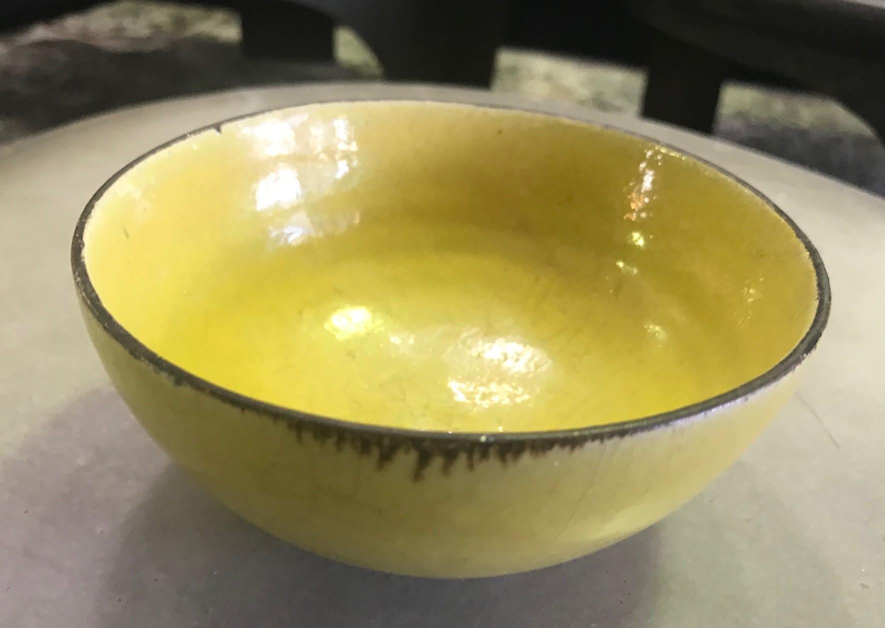 Un magnifique bol en grès émaillé jaune moutarde avec bord en manganèse par les célèbres potiers européens Lucie Ries & Hans Coper.

Le bol est signé avec les sceaux imprimés de chaque artiste sur la base.

Un must pour tout collectionneur des