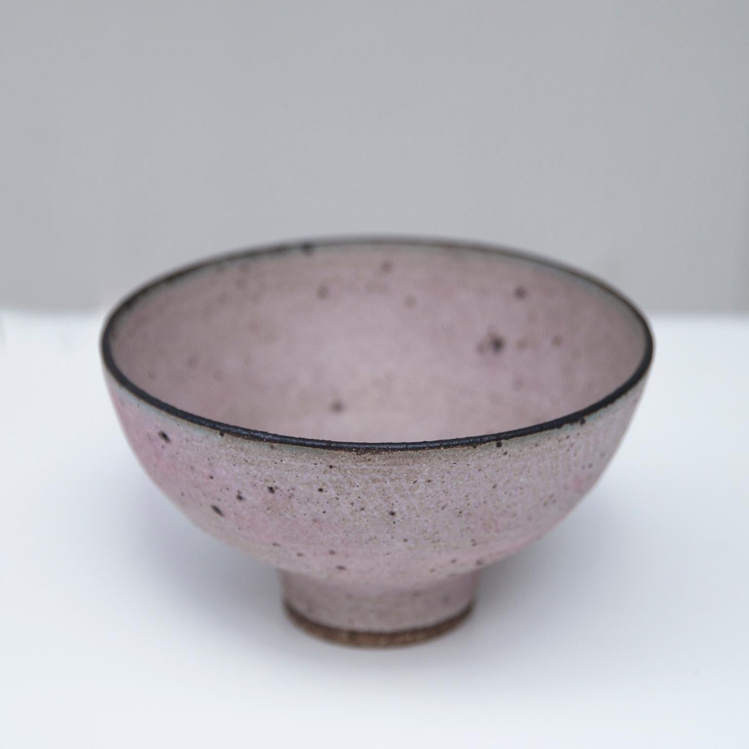 Extraordinary stoneware bowl of the famous ceramic artist Lucie Rie.
Slightly beige-pink matte glaze with stronger pink spots, brown, partially bluish edge. Interior and exterior wall with sgraffito decor. Partially brown speckles. Measures: H 9.3
