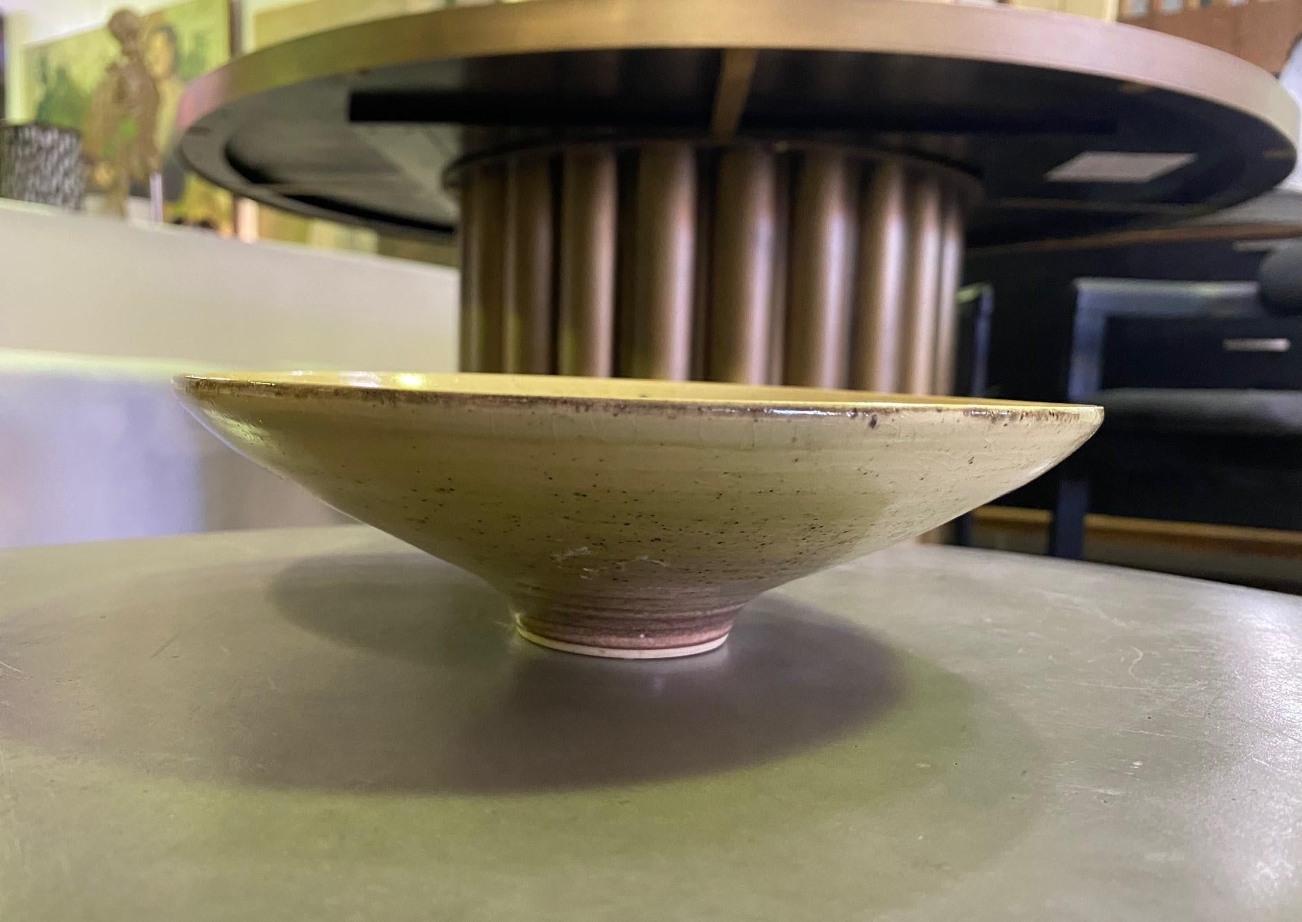 Cuenco de cerámica británica esmaltado con motas amarillas firmado por Lucie Rie, hacia la década de 1950 Inglés en venta