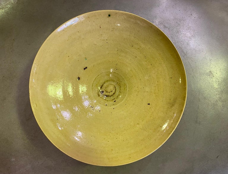 Lucie Rie Signed Stamped Yellow Speckle Glazed British Pottery Bowl, circa 1950s In Good Condition For Sale In Studio City, CA