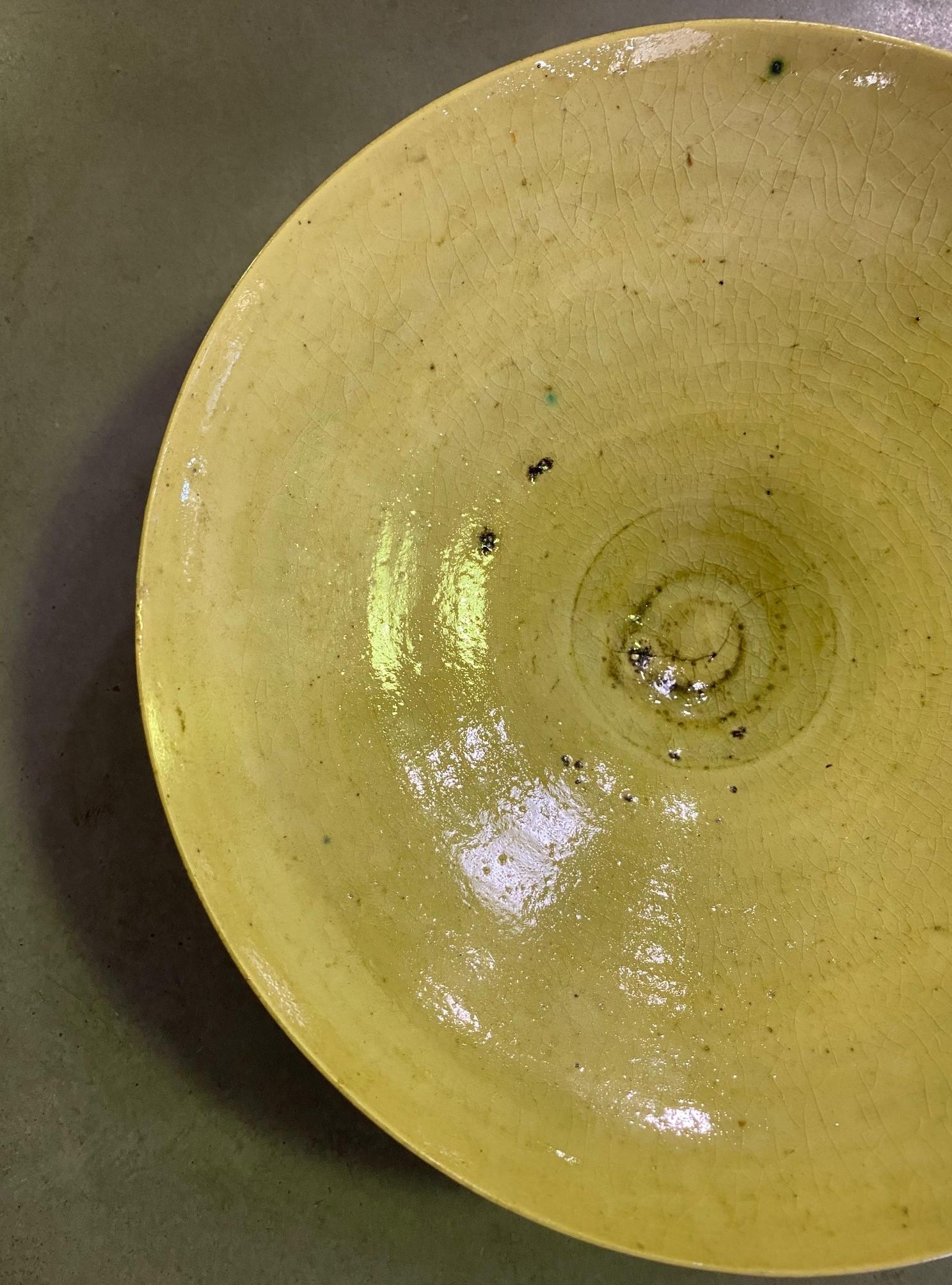 Milieu du XXe siècle Bol en poterie britannique vernissée jaune moucheté estampillé et signé Lucie Rie, datant des années 1950 environ en vente