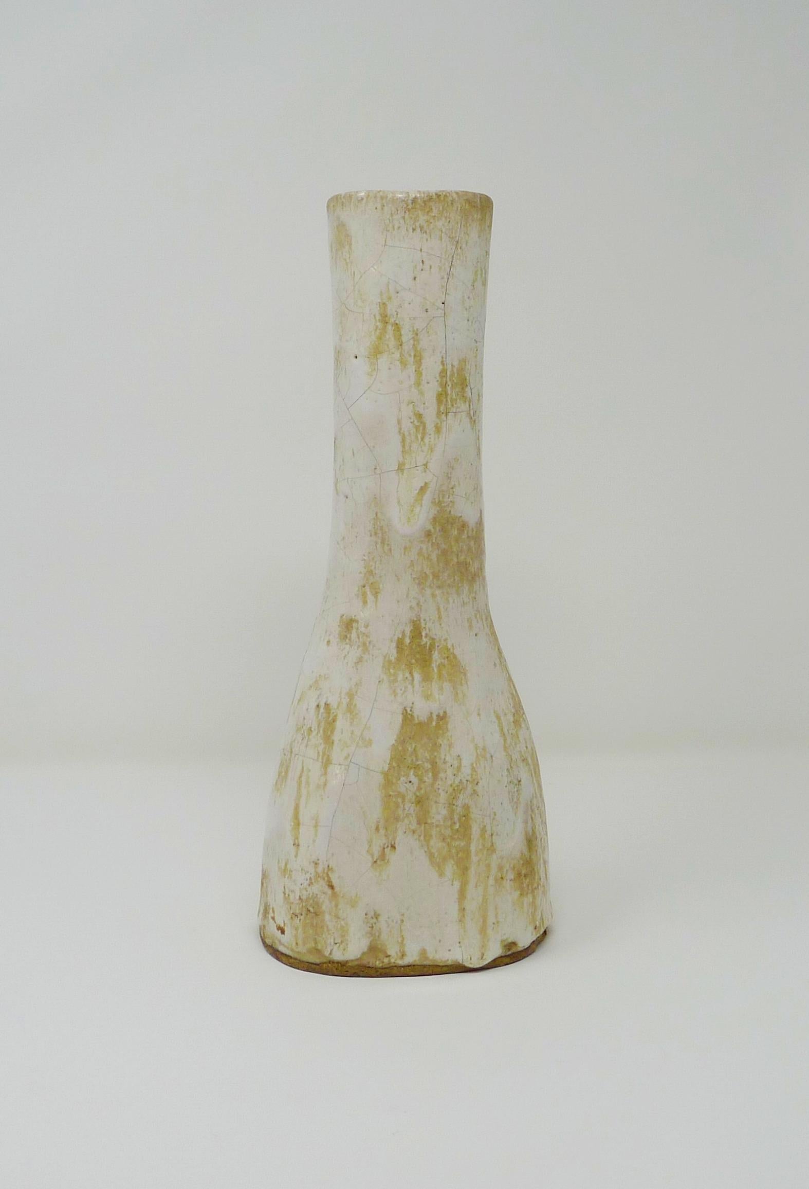 Lucie Ries (1902-1995)

Große Vase, um 1978

Steinzeug, mit weißer und braun gesprenkelter Glasur, Craquelée-Effekt

29,5 cm hoch, 12,5 cm breit, 9 cm tief

Beeindruckt mit Künstlersiegel
