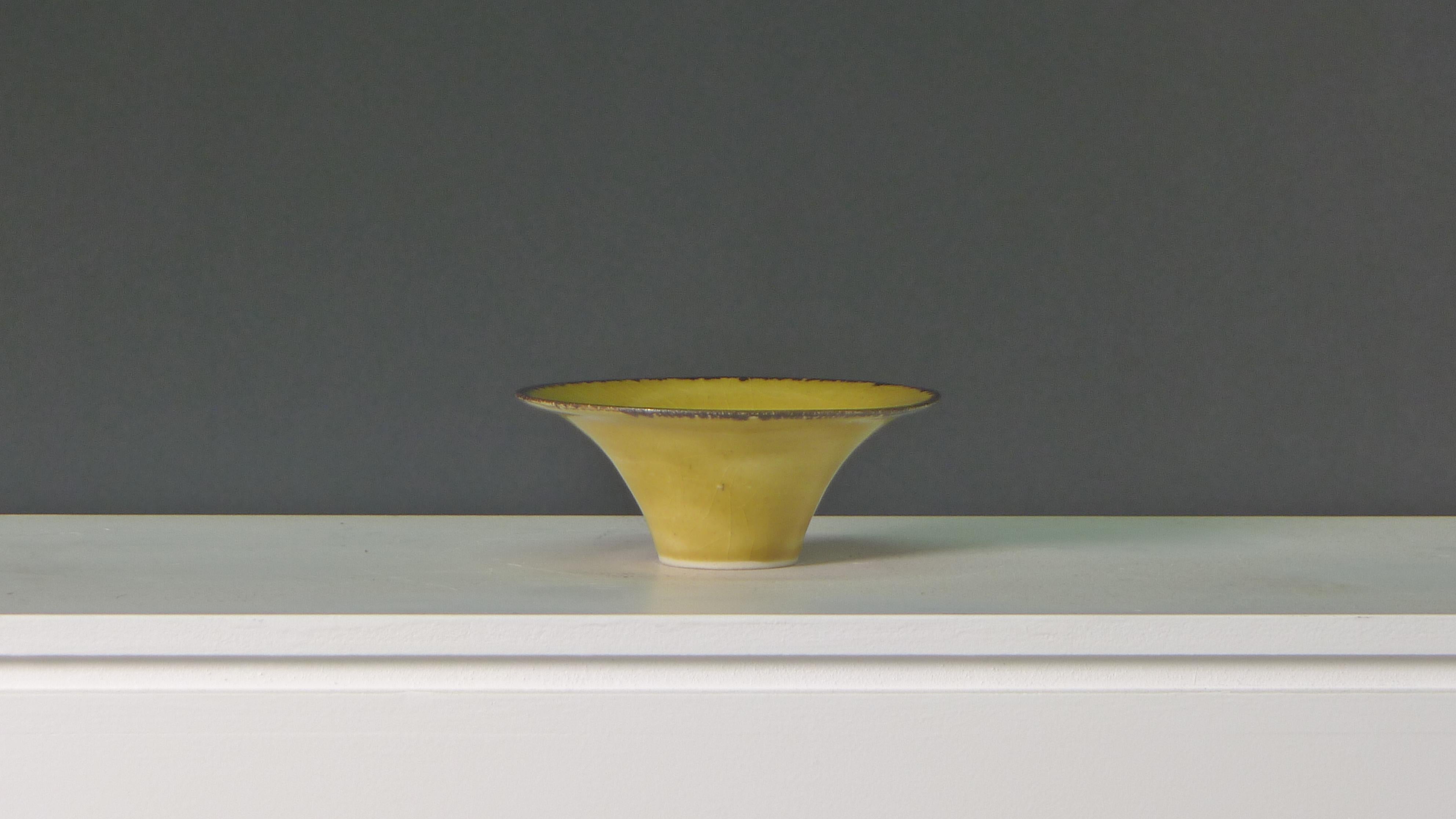 Lucie Rie, Uranium Yellow Flaring Porcelain Bowl, signed For Sale 1