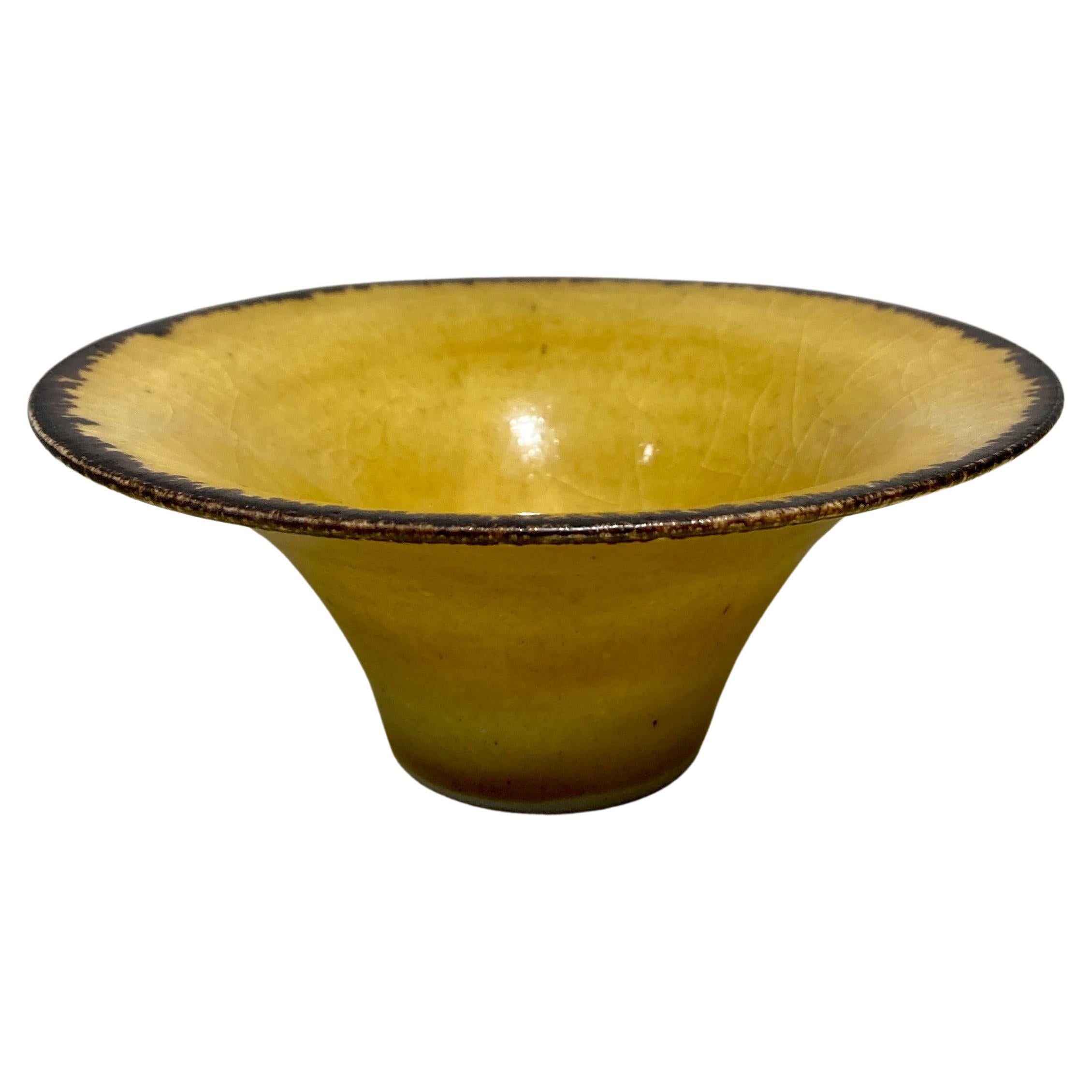 Bol en porcelaine jaune évasé Uranium de Lucie Rie, signé