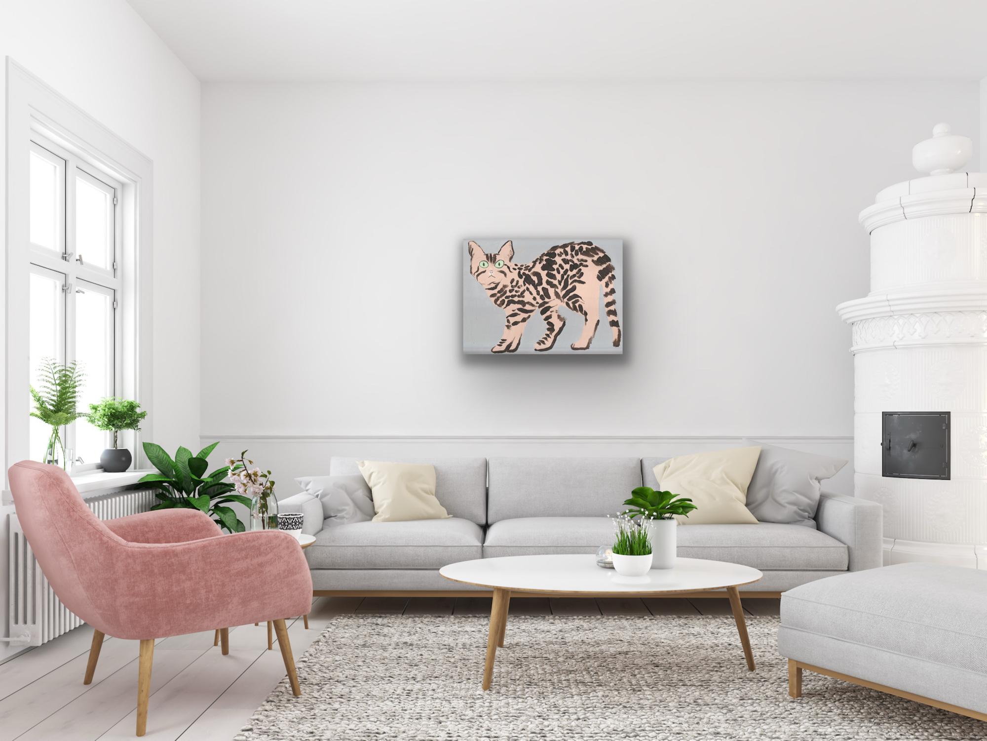 Perky Tabby, Originalgemälde, Porträt, Contemporary (Beige), Portrait Painting, von Lucie Sheridan