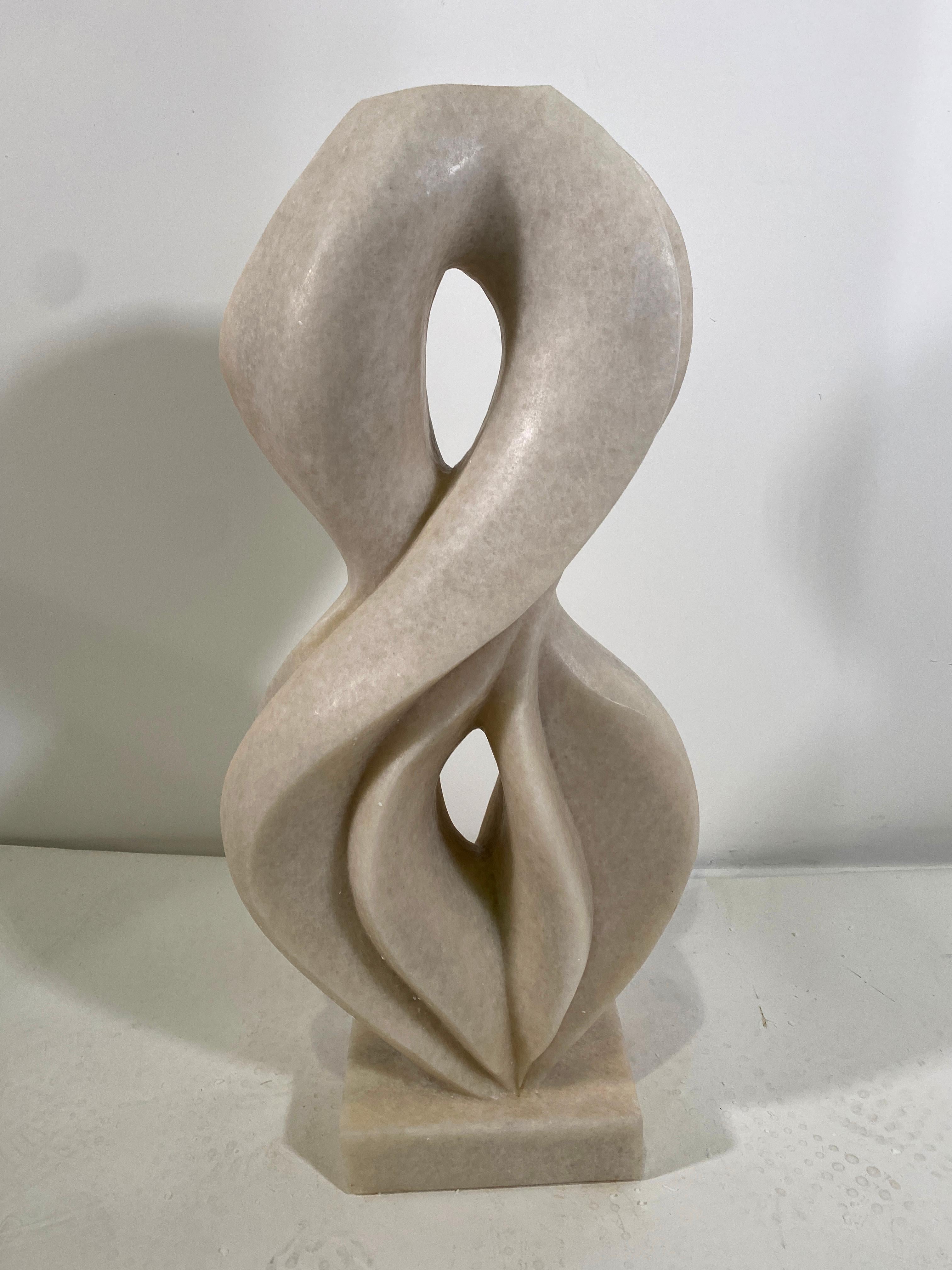 LUCIE, scultura astratta moderna svizzera in marmo bianco, Evelyne Brader-Frank

Evelyne Brader-Frank è nata a Wettingen, in Svizzera, nel 1970 in una famiglia di talento artistico. Influenzata dal nonno, un paesaggista, e dal fratello, un pittore