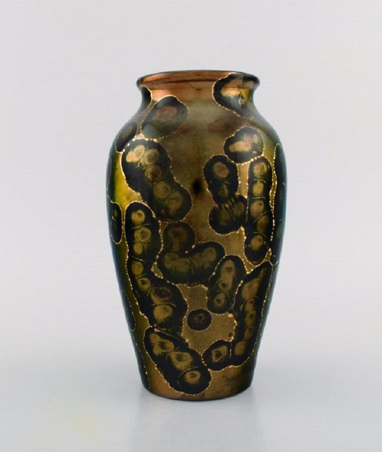 Lucien Brisdoux (1878-1963), France. Vase en grès émaillé. Magnifique glaçure en or et nuances de vert. Années 30 / 40.
Dimensions : 20,5 x 12,5 cm : 20,5 x 12,5 cm.
En parfait état.