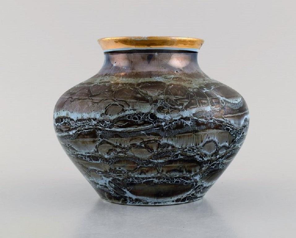 Lucien Brisdoux (1878-1963), France. Vase in glazed stoneware with gold rim. 1930s / 40s.
Measures: 16 x 13 cm.
In excellent condition.