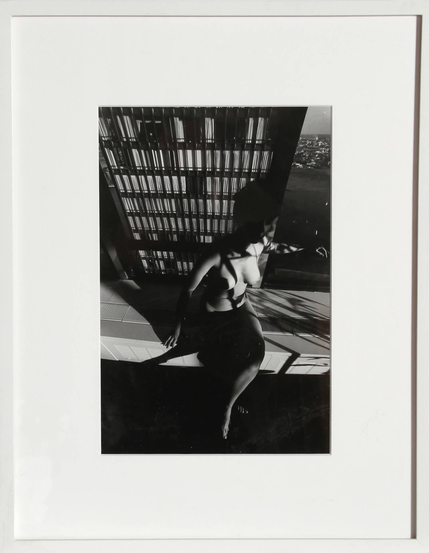 Nude auf einem Ledge, Fotografie von Lucien Clergue