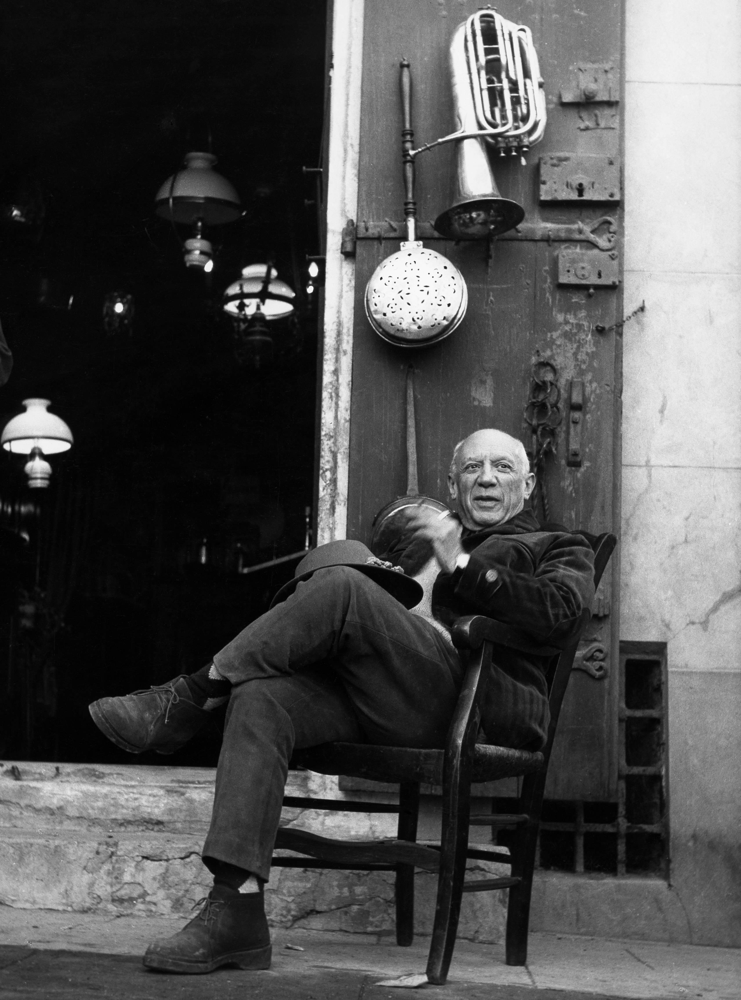 Lucien Clergue Figurative Photograph - Picasso Chez l'Antiquaire, Arles Sept 1959