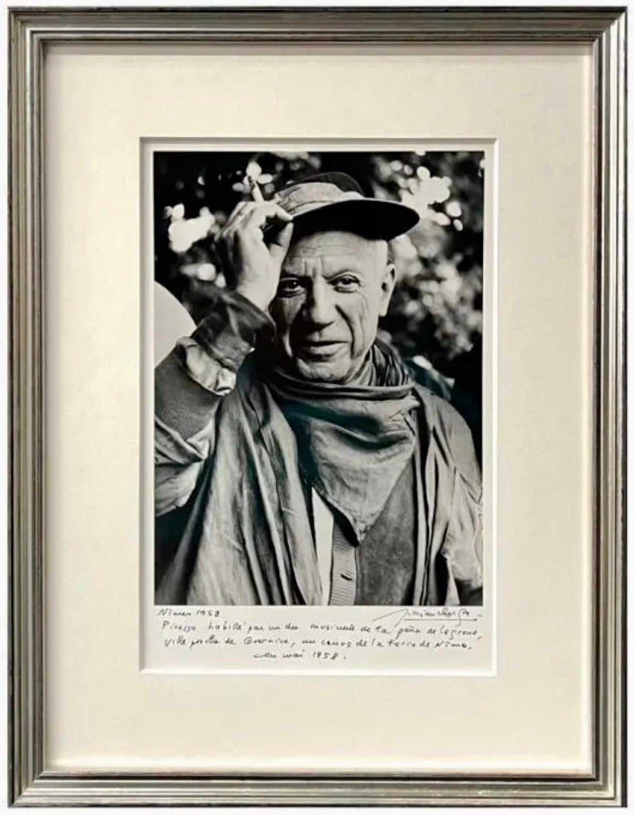 Lucien Clergue (FRANÇAIS, 1934 - 2014) 
Tirage photographique à la gélatine argentique représentant un portrait de Pablo Picasso en costume.
Lors de la Feria de Nîmes, Picasso s'est déguisé en musicien de la Peña de Logroño, une ville proche de