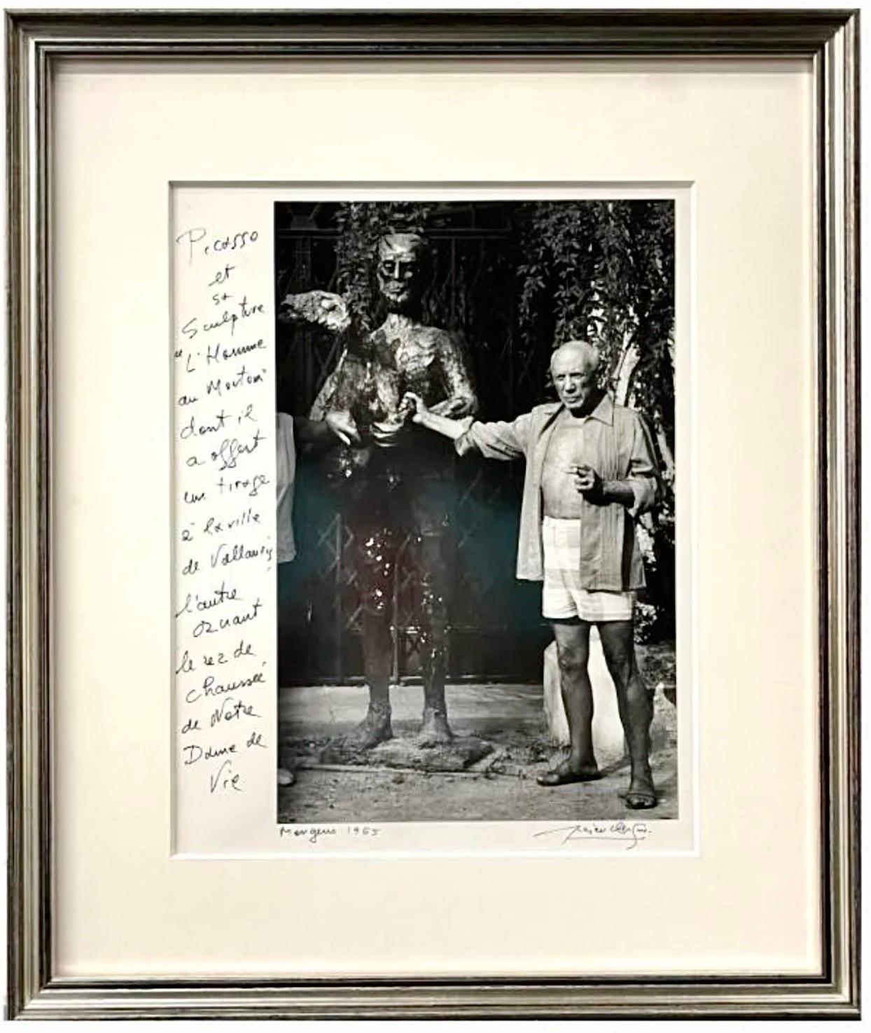 Lucien Clergue (FRANÇAIS, 1934 - 2014) 
Tirage photographique à la gélatine argentique représentant Pablo Picasso dans un jardin avec une grande sculpture en bronze. Mougins, 1965.
Signé à la main par l'artiste avec une description écrite à la main.