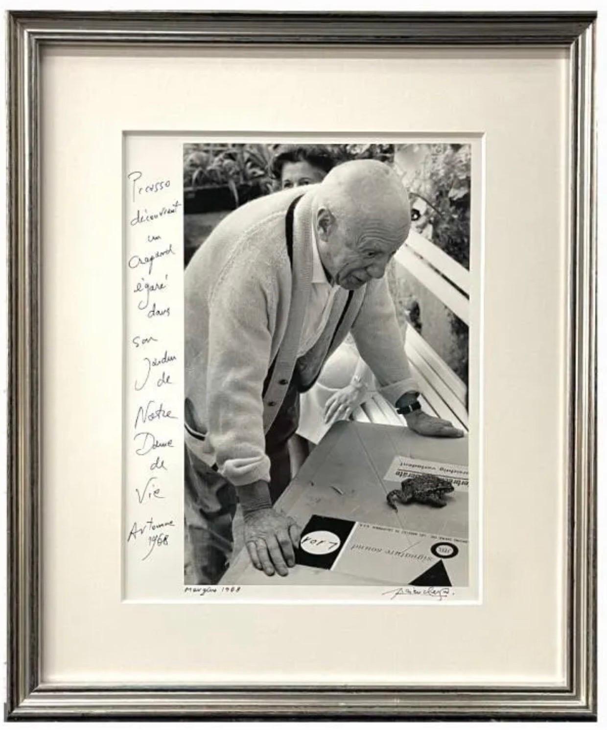 Lucien Clergue (FRANZÖSISCH, 1934 - 2014) 
Fotografischer Gelatinesilberdruck, der Pablo Picasso mit einem Frosch oder einer Schildkröte zeigt.
Mougins, 1968
Vom Künstler handsigniert und mit handschriftlicher Beschreibung. Betitelt und datiert