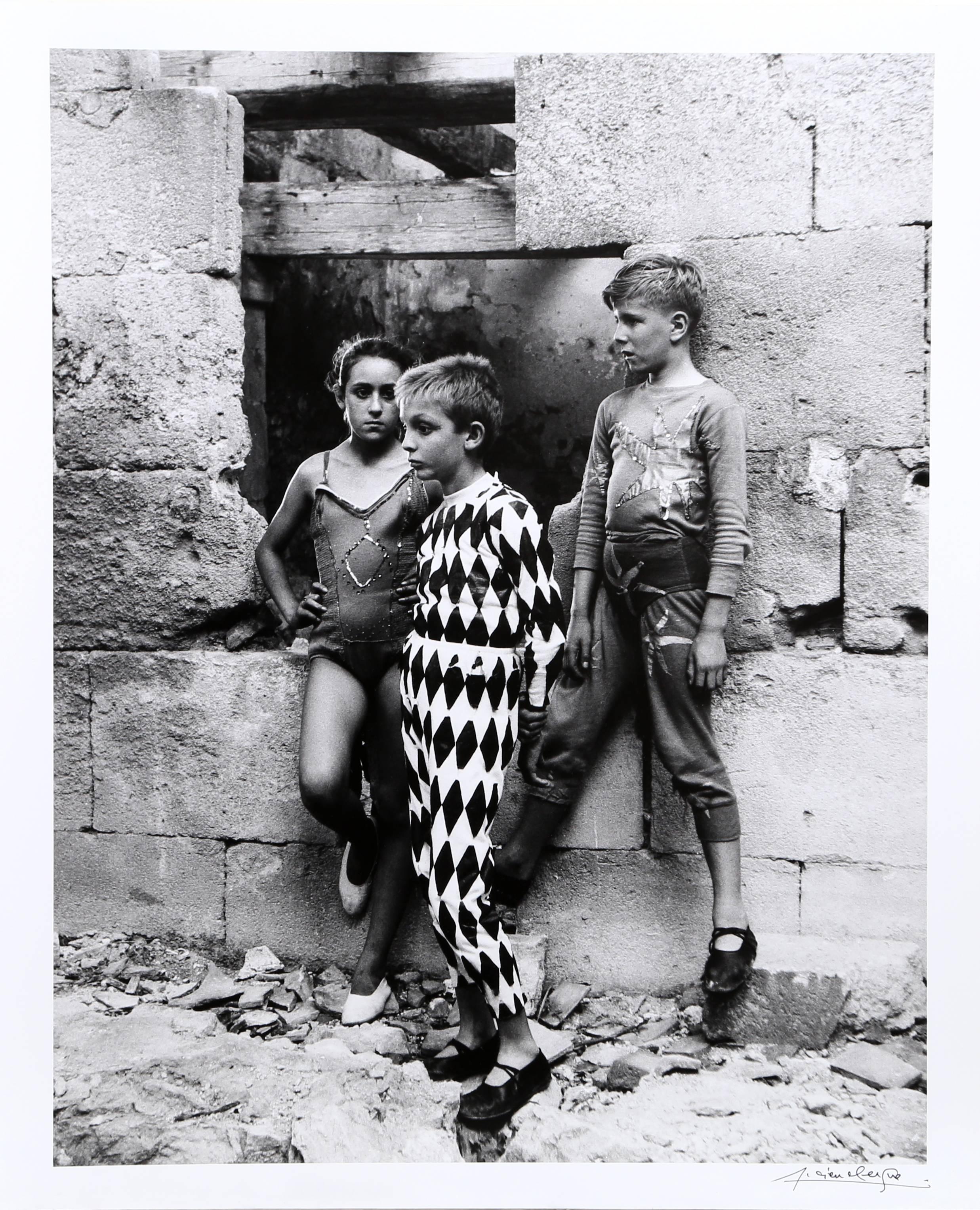 Trio de Saltimbanques, Arles 1955, Foto von Lucien Clergue