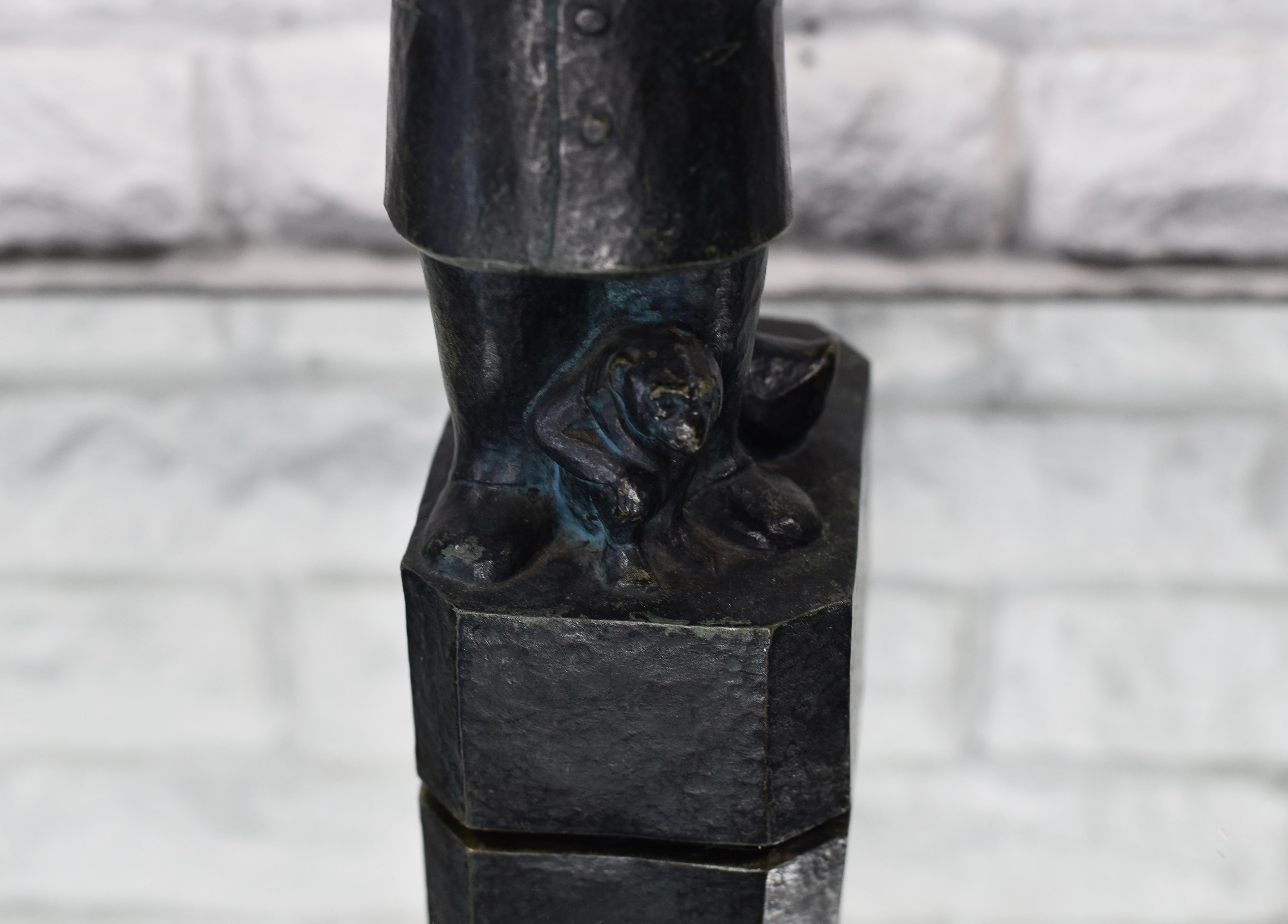 Signé Lucien Gilbert.

Sculpture française en bronze représentant deux musiciens et un singe.

Signé à la base L Gilbert.