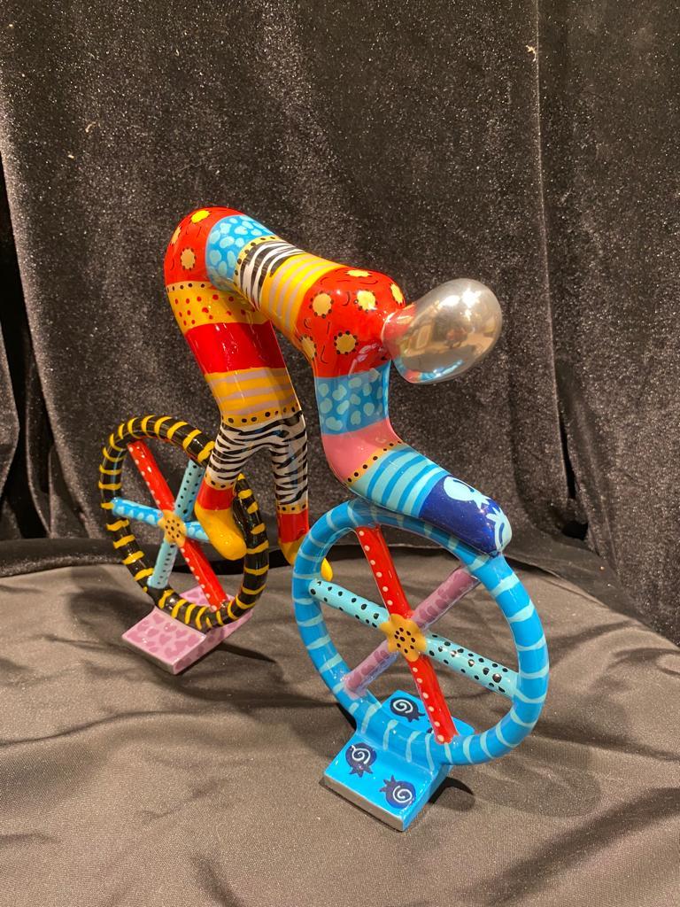 Sculpture décorative en aluminium peinte à la main « Pop Art » représentant un cavalier en bicyclette coloré en vente 1