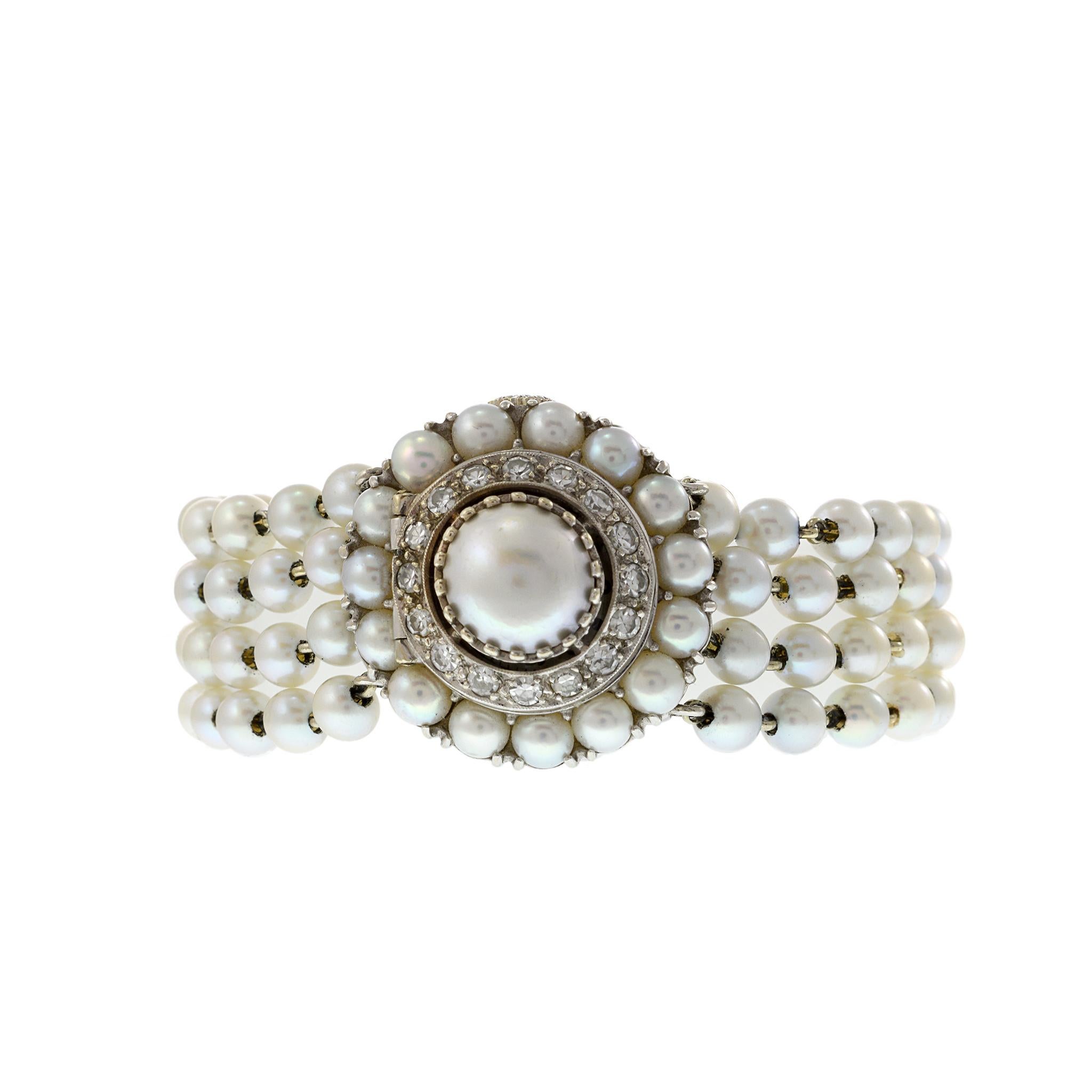 Il s'agit d'une montre de cocktail Lucien Piccard des années 1950 en or blanc 14 carats. Le boîtier est décoré de perles d'Akoya et de diamants. Les mêmes perles sont enfilées pour créer le bracelet avec de l'or blanc 14K. La montre est élégamment