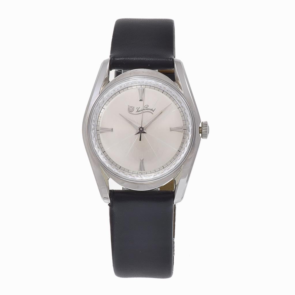 Die Lucien Picard 1970er Edelstahluhr ist ein zeitloser Klassiker, der die Essenz von Vintage-Eleganz und präziser Handwerkskunst verkörpert. Das runde, schlanke 33-mm-Edelstahlgehäuse dieser Uhr besticht durch sein raffiniertes Design und seine