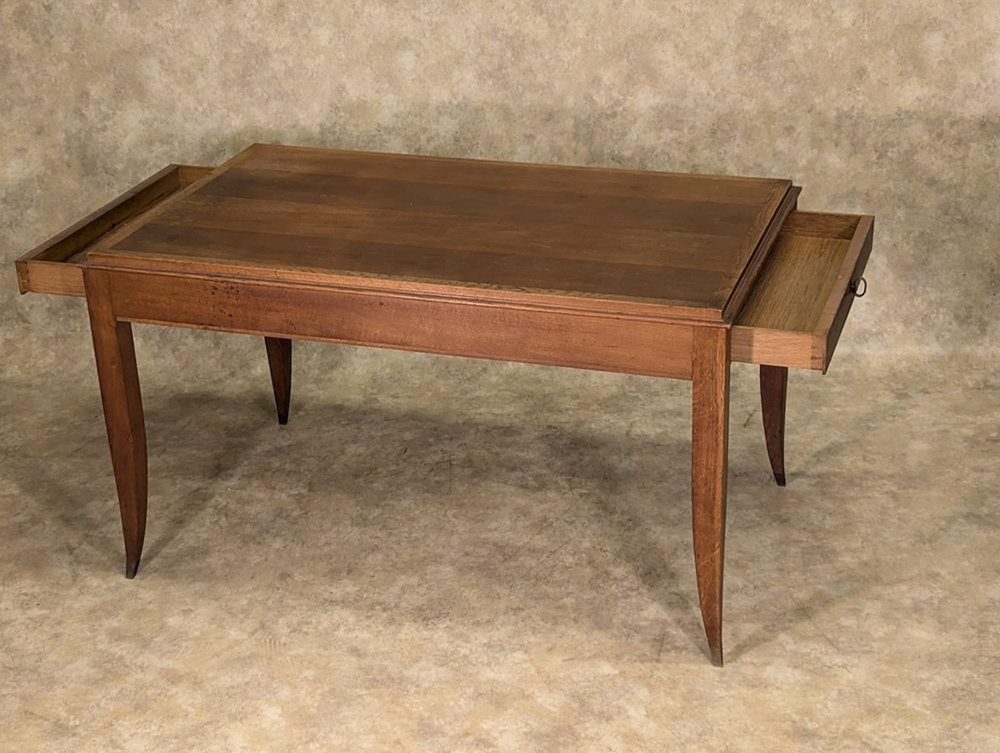 Modernistischer französischer Art-Déco-Schreibtisch von Lucien Rollin, CIRCA 1935, aus Eiche mit Schubladengriffen aus Bronze. Dieser Schreibtisch ist Teil einer Bürosuite von Rollin (siehe #1135 für die gesamte Suite) und ist mit oder ohne den