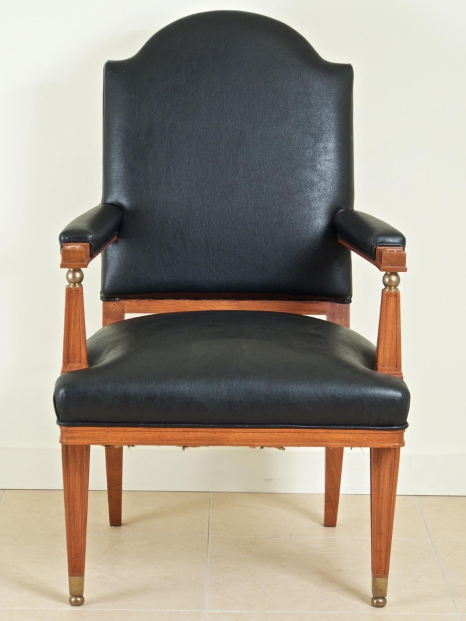 Drei Sessel von Lucien Rollin aus den vierziger Jahren, um 1945, aus satiniertem Holz mit Bronzebeschlägen. Einzeln erhältlich. 24