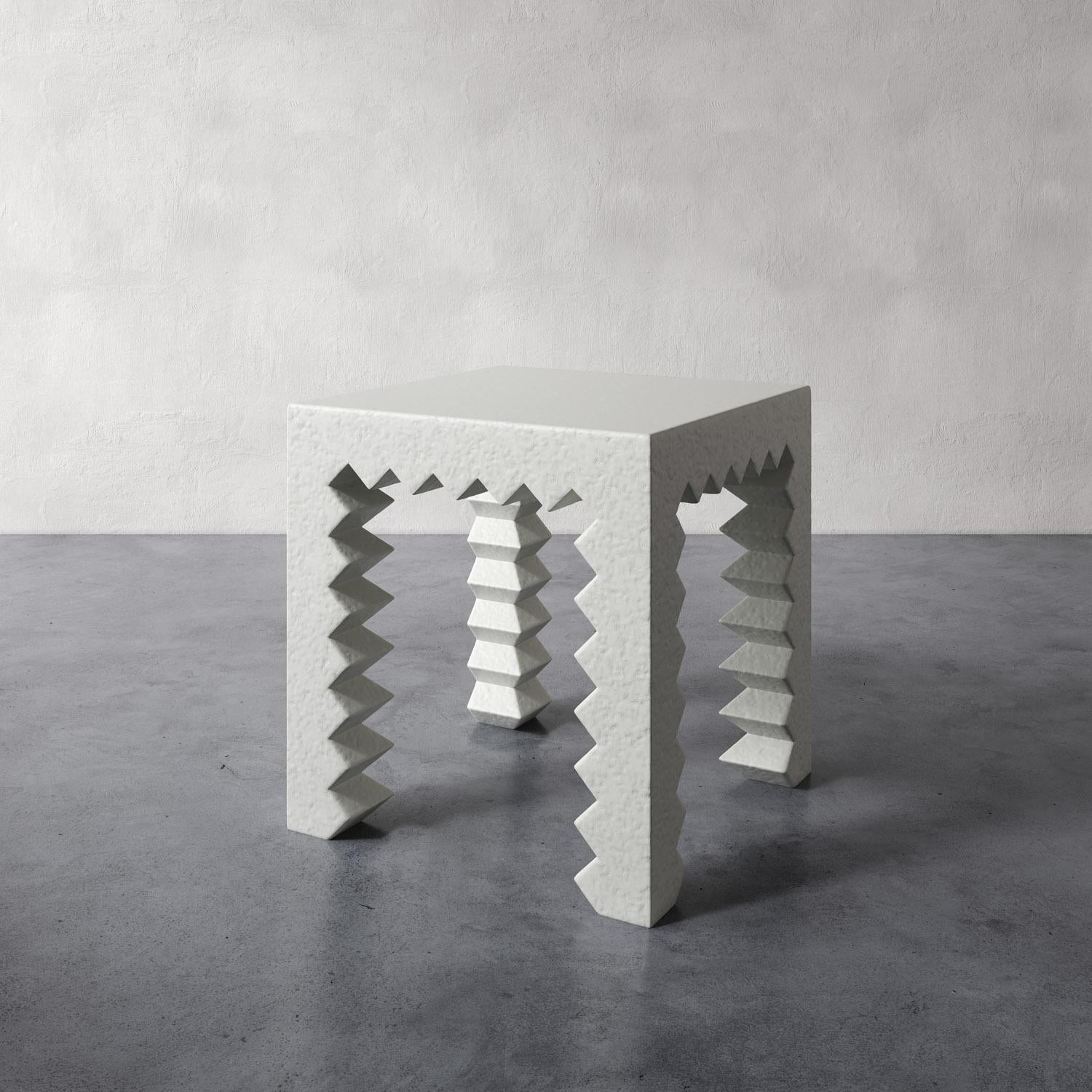 La table d'appoint en plâtre sculpturale Lucien présente un design sculpté unique avec des proportions modernes de type 