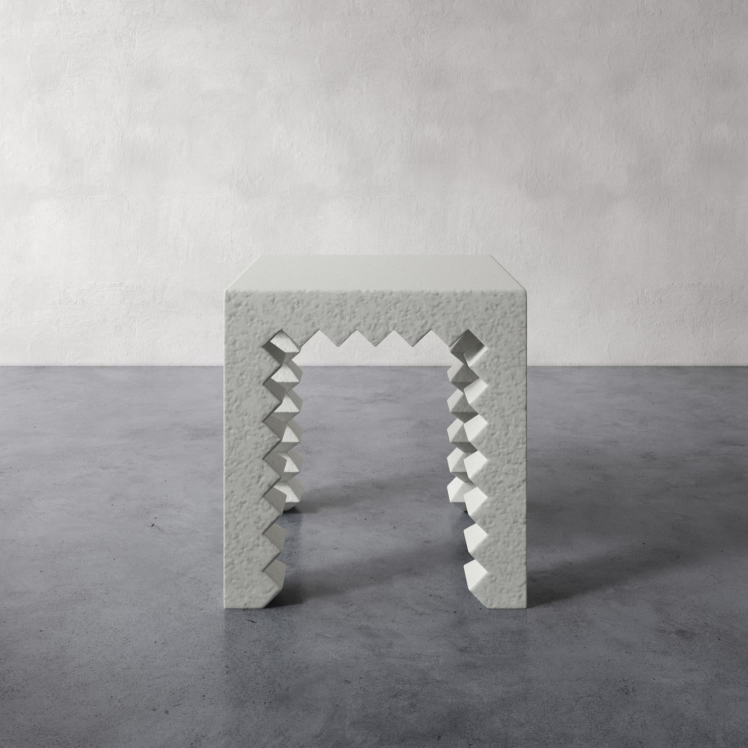Organique Table d'appoint en plâtre sculpté « Lucien » de Christiane Lemieux en vente