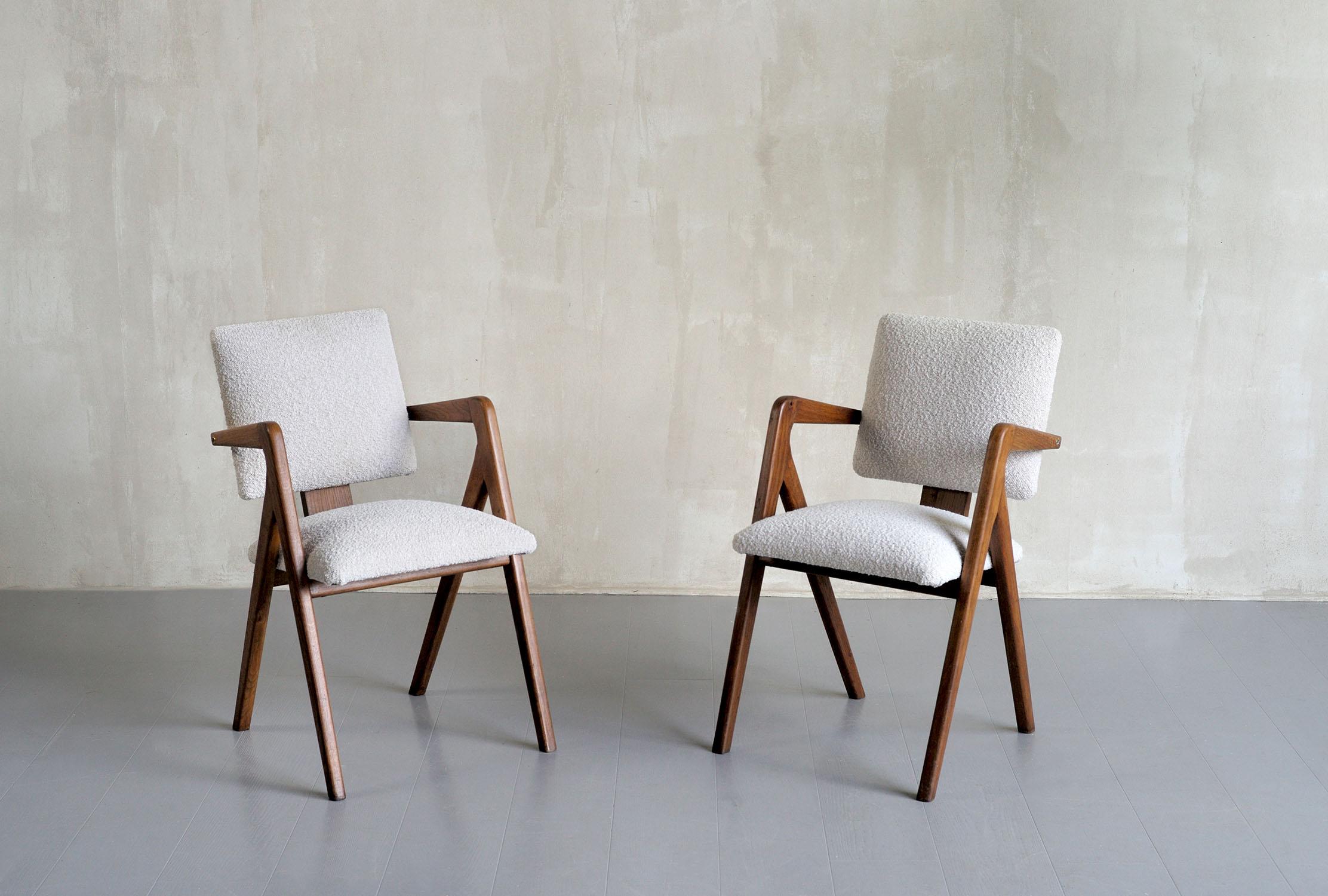 Pair of bridge armchairs by Lucienne and Robin Day for Hille, England 1950. This rare version is probably one of the first versions of the Hillestak model, the armrests are extended and connected to the backrest and an oak piece serves as a back