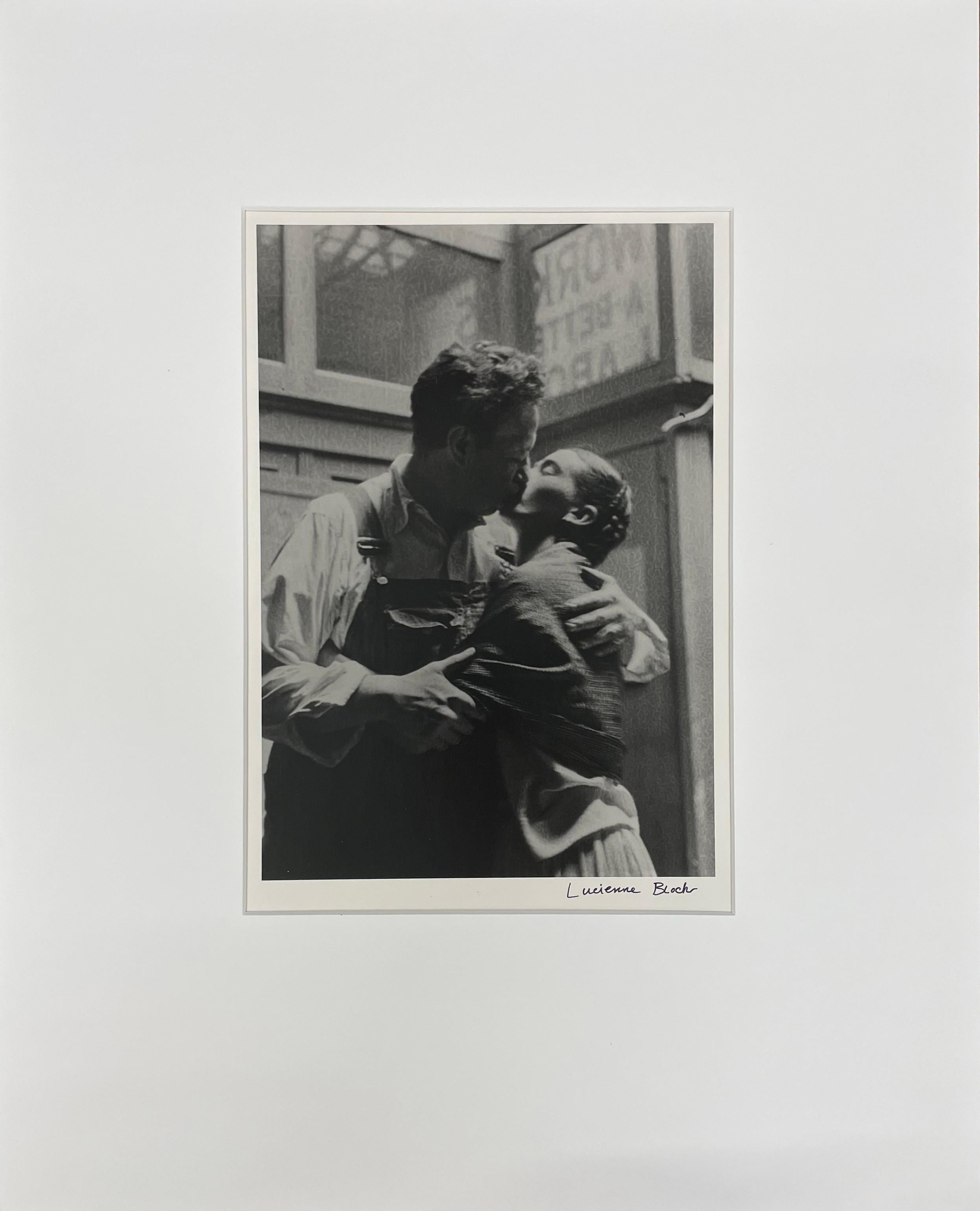 Frida et Diego Caught Kissing, New York City, NY par Lucienne Bloch, 1933 en vente 1