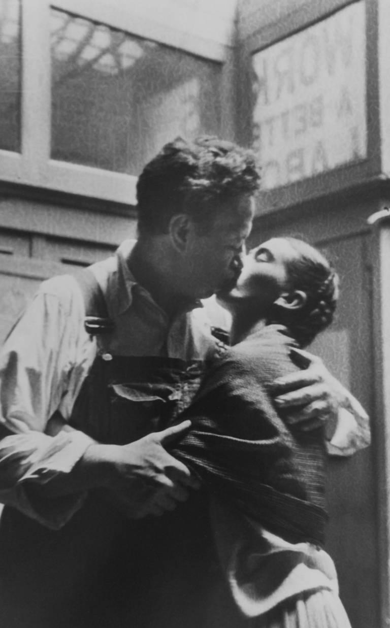 Frida and Diego Caught Kissing de Lucienne Bloch est un portrait en noir et blanc de la peintre mexicaine Frida Kahlo et du peintre muraliste mexicain Diego Rivera s'embrassant passionnément. 

Édition ouverte
Signé à l'encre noire sur la marge du