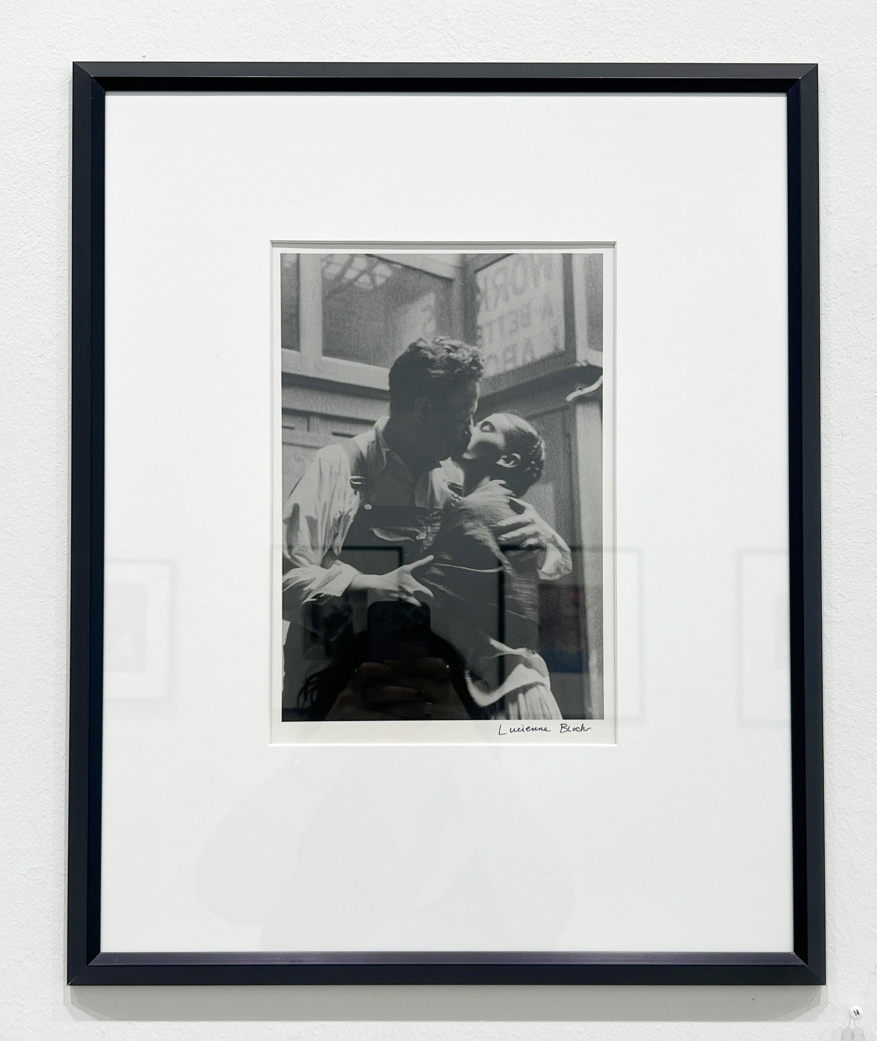 Frida et Diego Caught Kissing, New York City, NY en vente 1