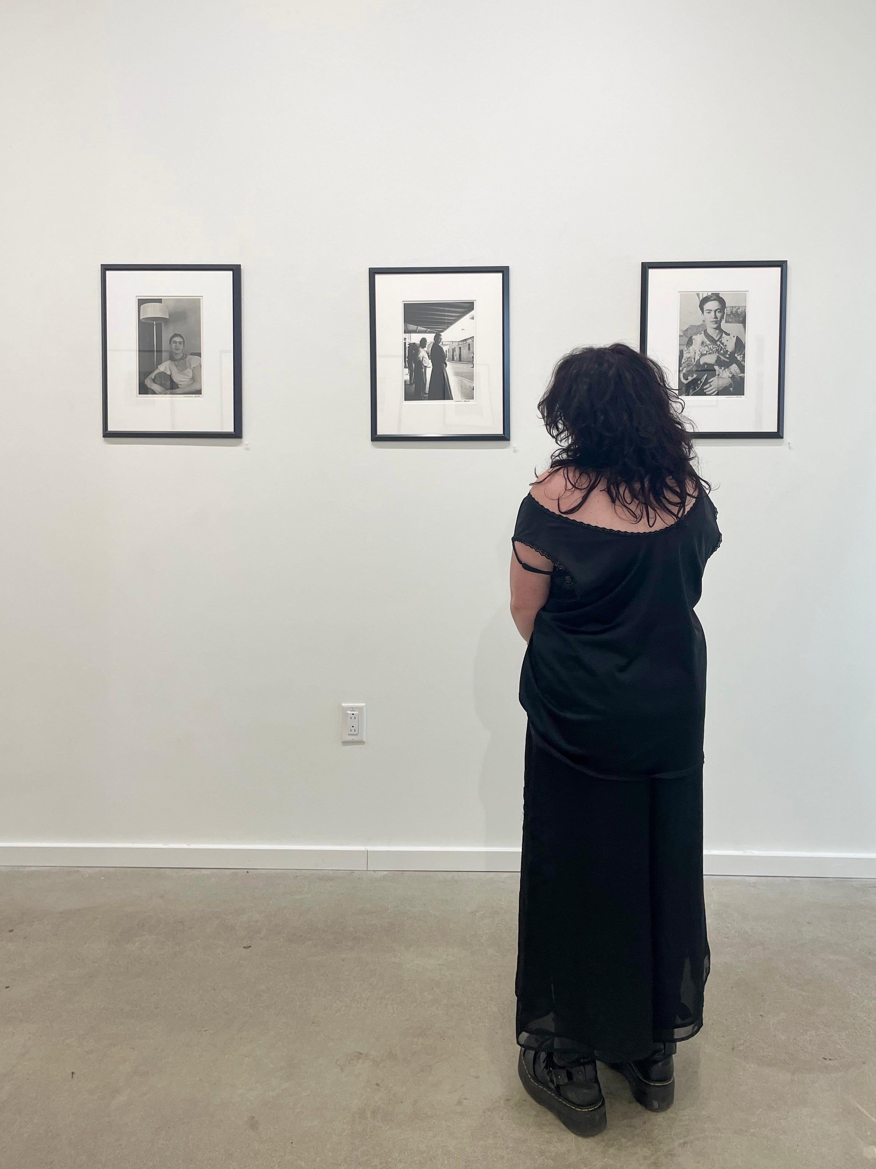 Frida at the Border von Lucienne Bloch ist eine Schwarz-Weiß-Fotografie der mexikanischen Malerin Frida Kahlo, die mit anderen in einer Straßenszene steht. 

Größe des Passepartouts: 20 x 16 Zoll.
Bildgröße: 12 x 8,75