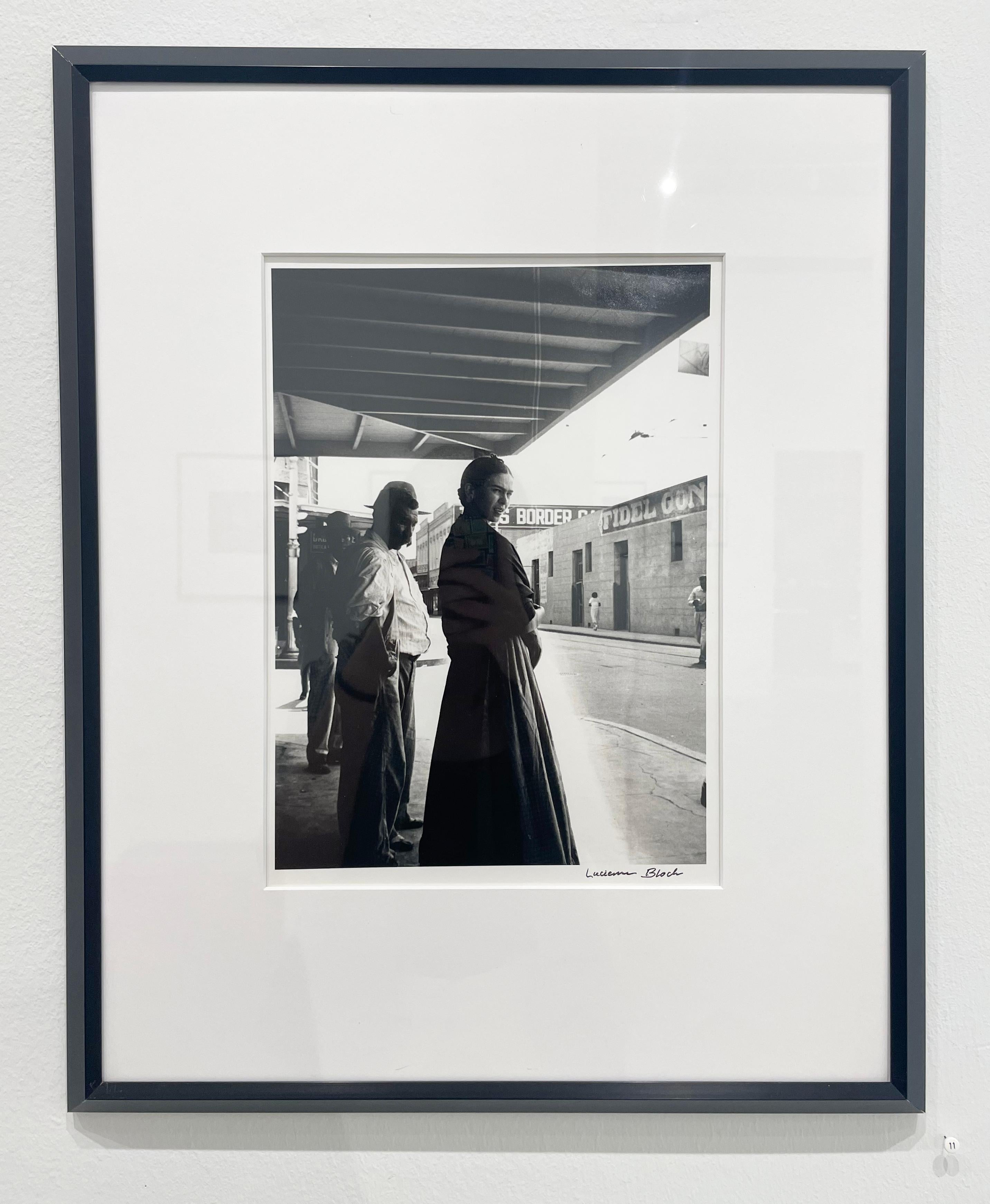 Frida an der Grenze – Schwarz-Weiß-Fotografie, Porträt, Künstlerin als Frau im Angebot 1