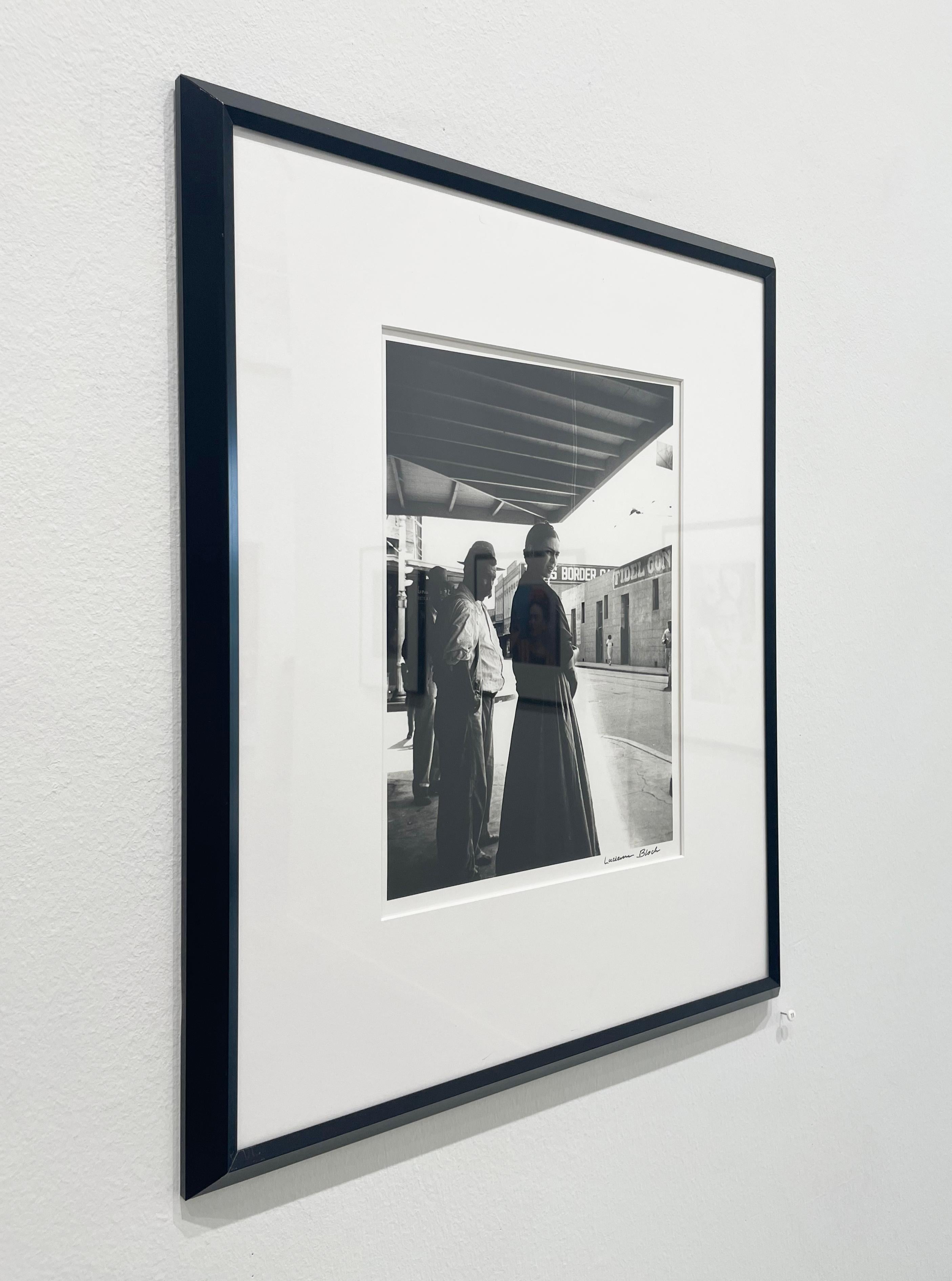 Frida an der Grenze – Schwarz-Weiß-Fotografie, Porträt, Künstlerin als Frau im Angebot 2