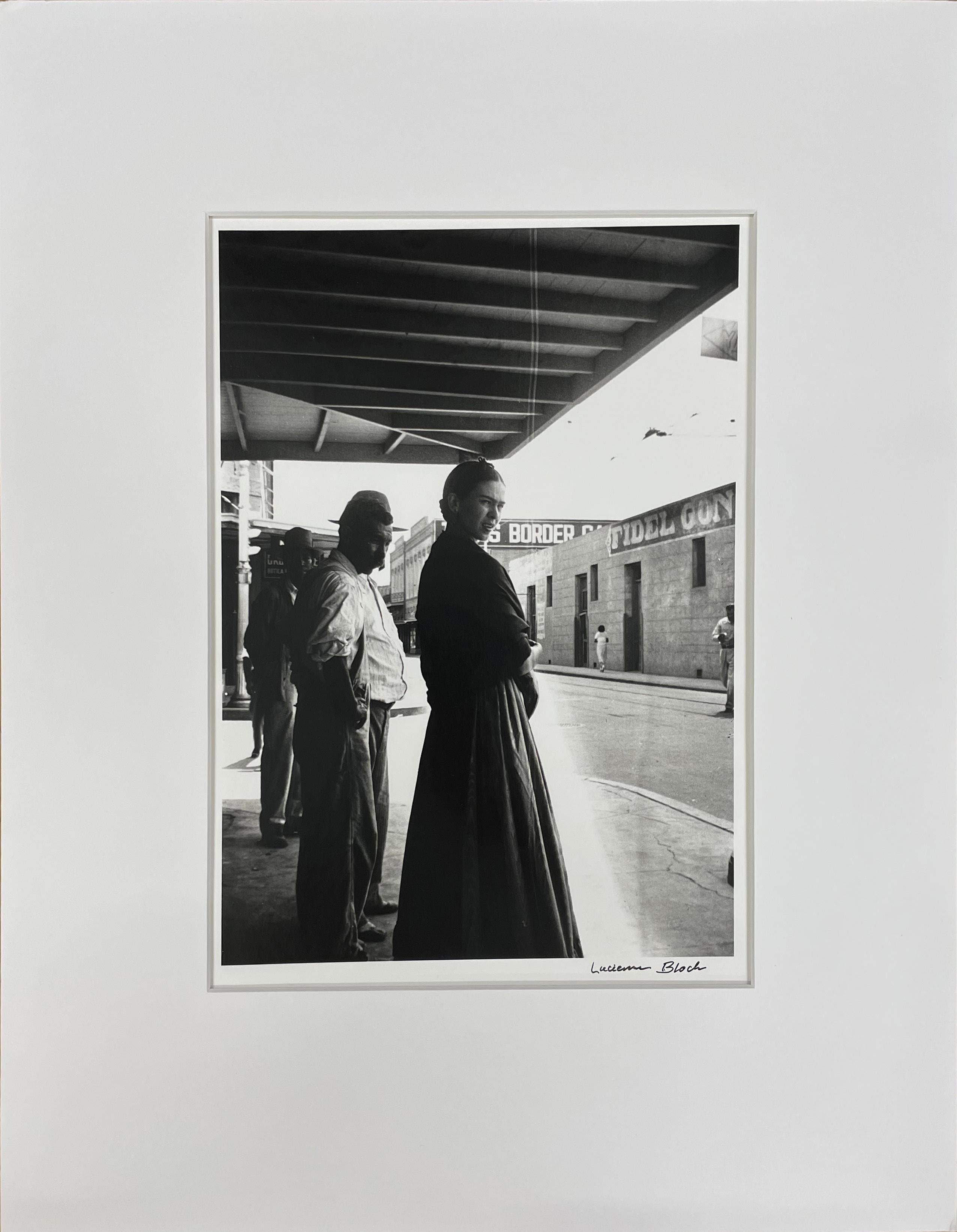Frida an der Grenze – Schwarz-Weiß-Fotografie, Porträt, Künstlerin als Frau – Photograph von Lucienne Bloch