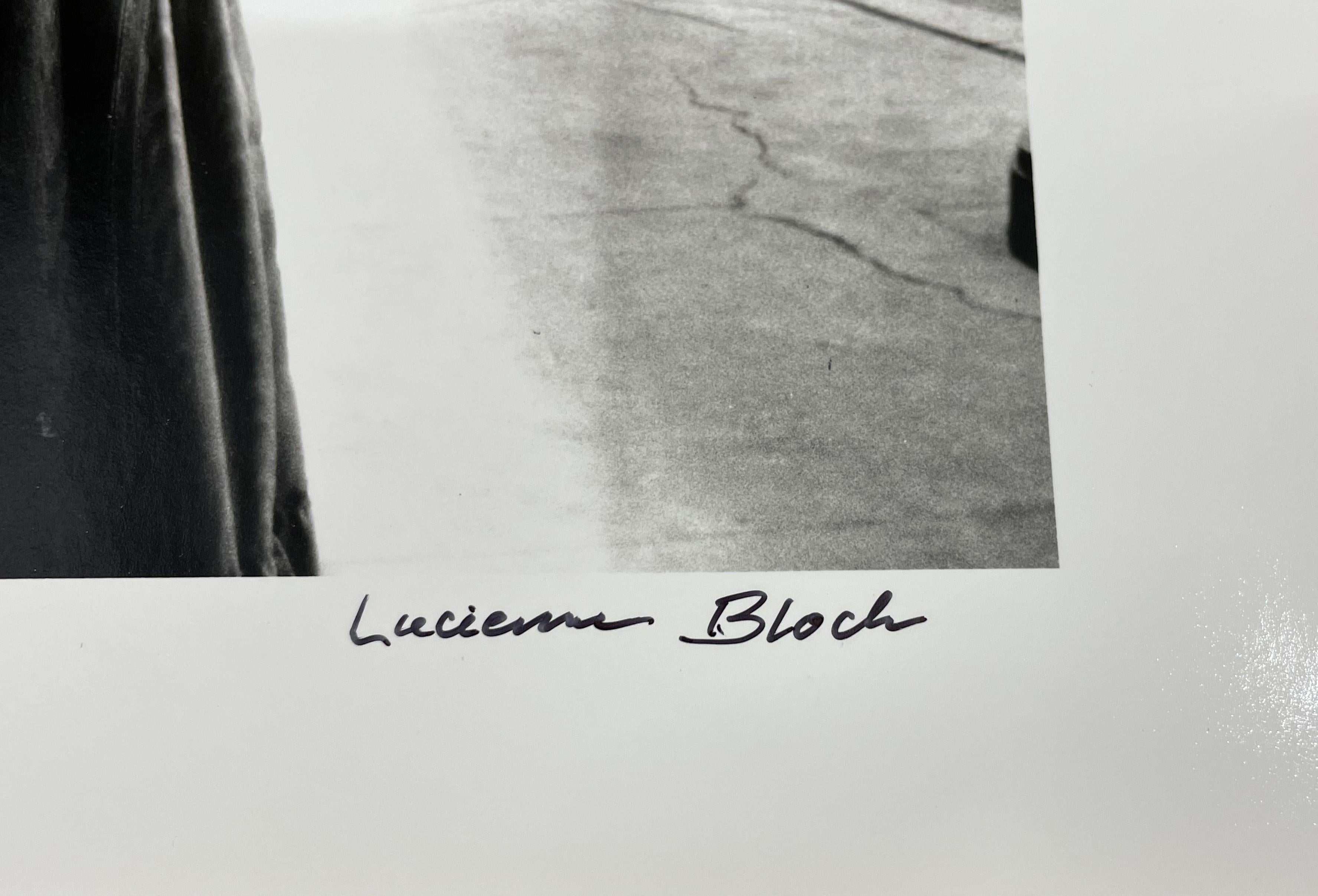 Frida an der Grenze – Schwarz-Weiß-Fotografie, Porträt, Künstlerin als Frau (Moderne), Photograph, von Lucienne Bloch