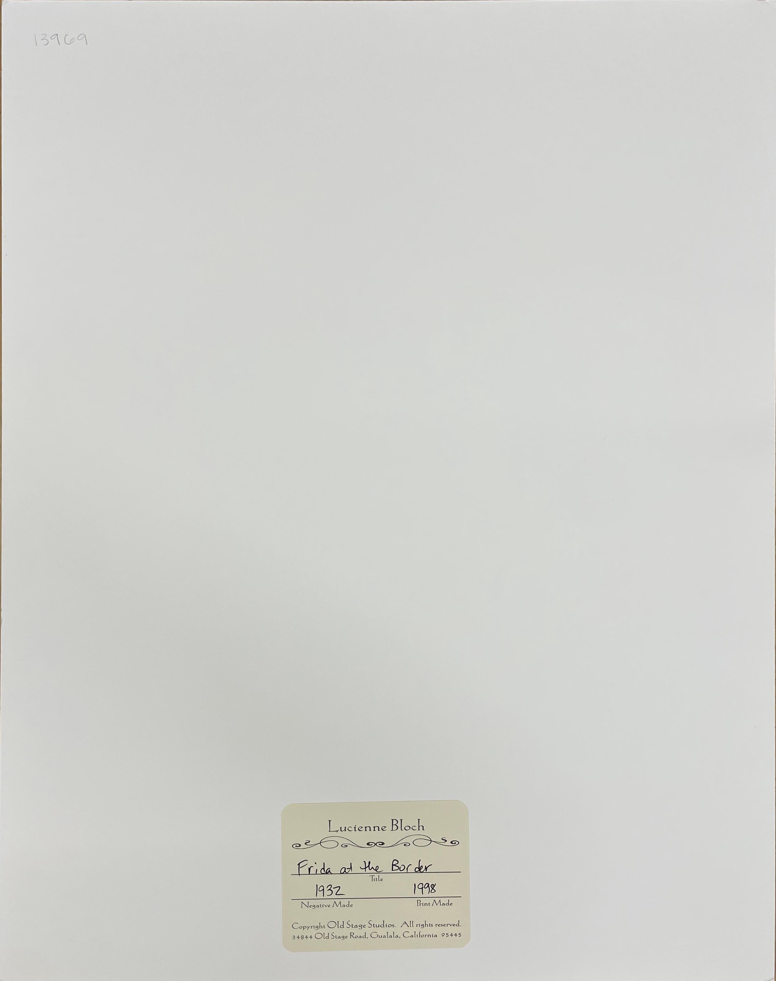 Frida an der Grenze – Schwarz-Weiß-Fotografie, Porträt, Künstlerin als Frau (Grau), Black and White Photograph, von Lucienne Bloch
