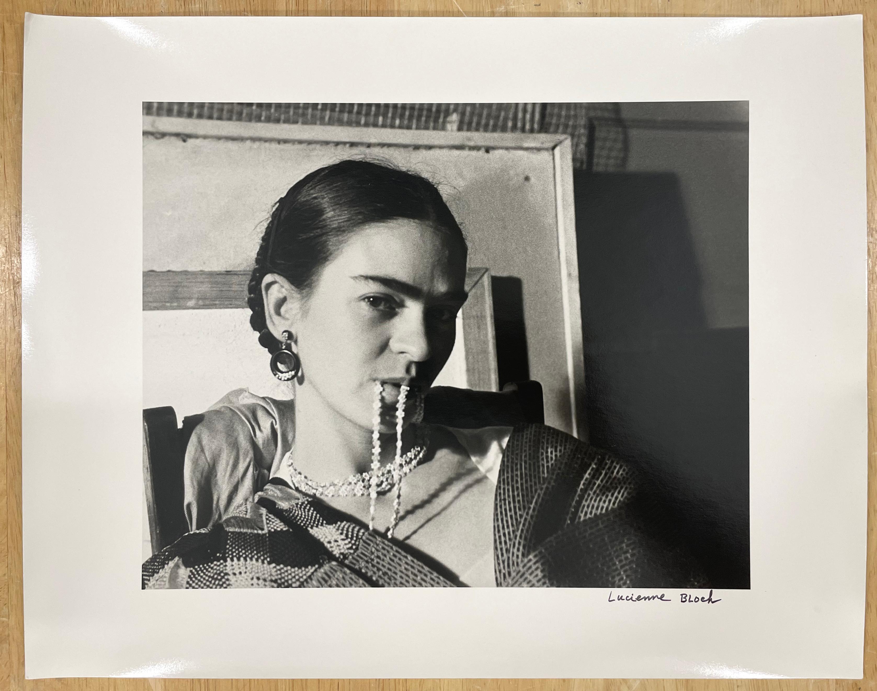 Frida Whiting Her Necklace - Photographie noir et blanc, femme artiste - Noir Portrait Photograph par Lucienne Bloch