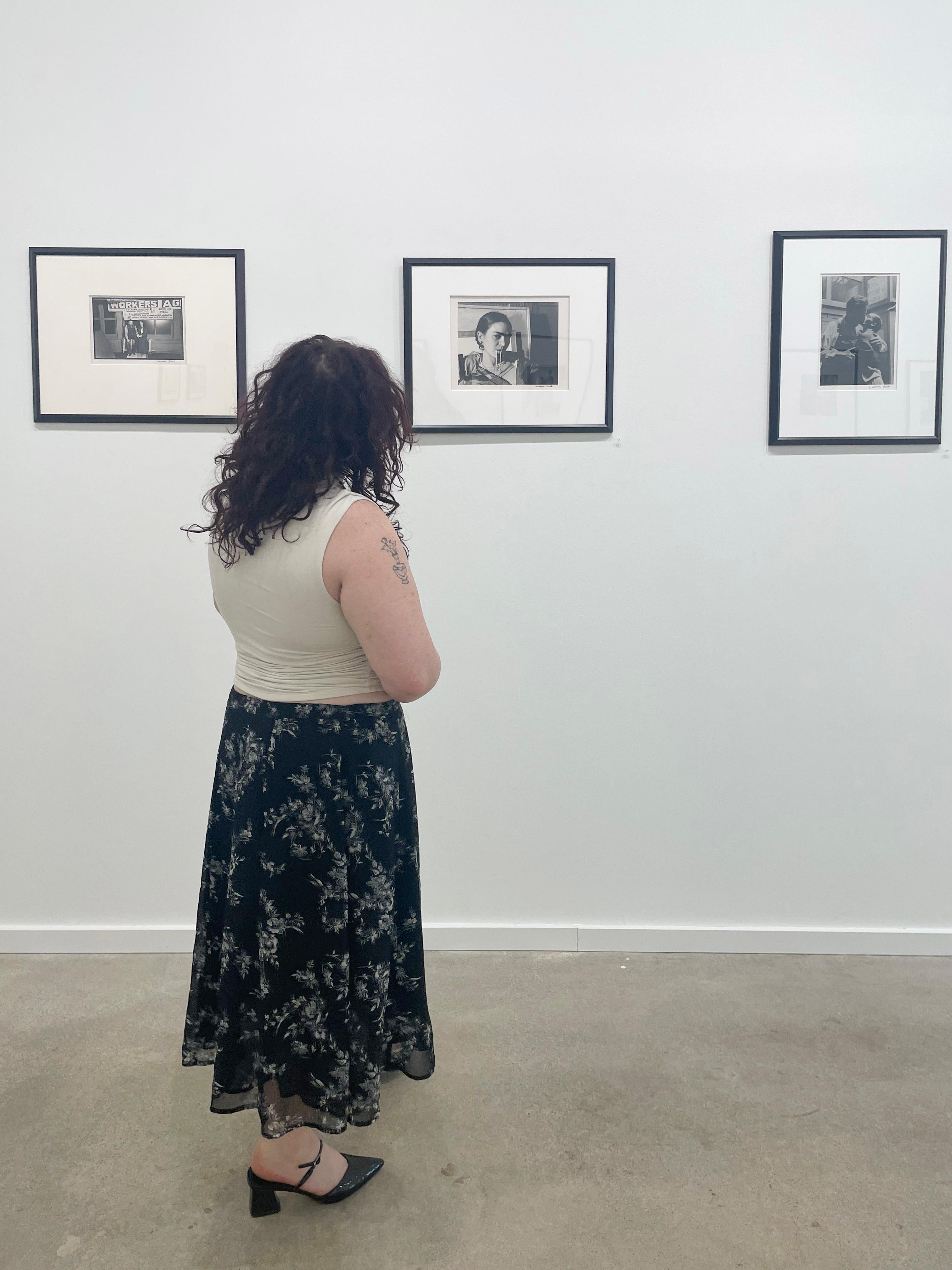 Frida Whiting Her Necklace - Photographie noir et blanc, femme artiste en vente 1