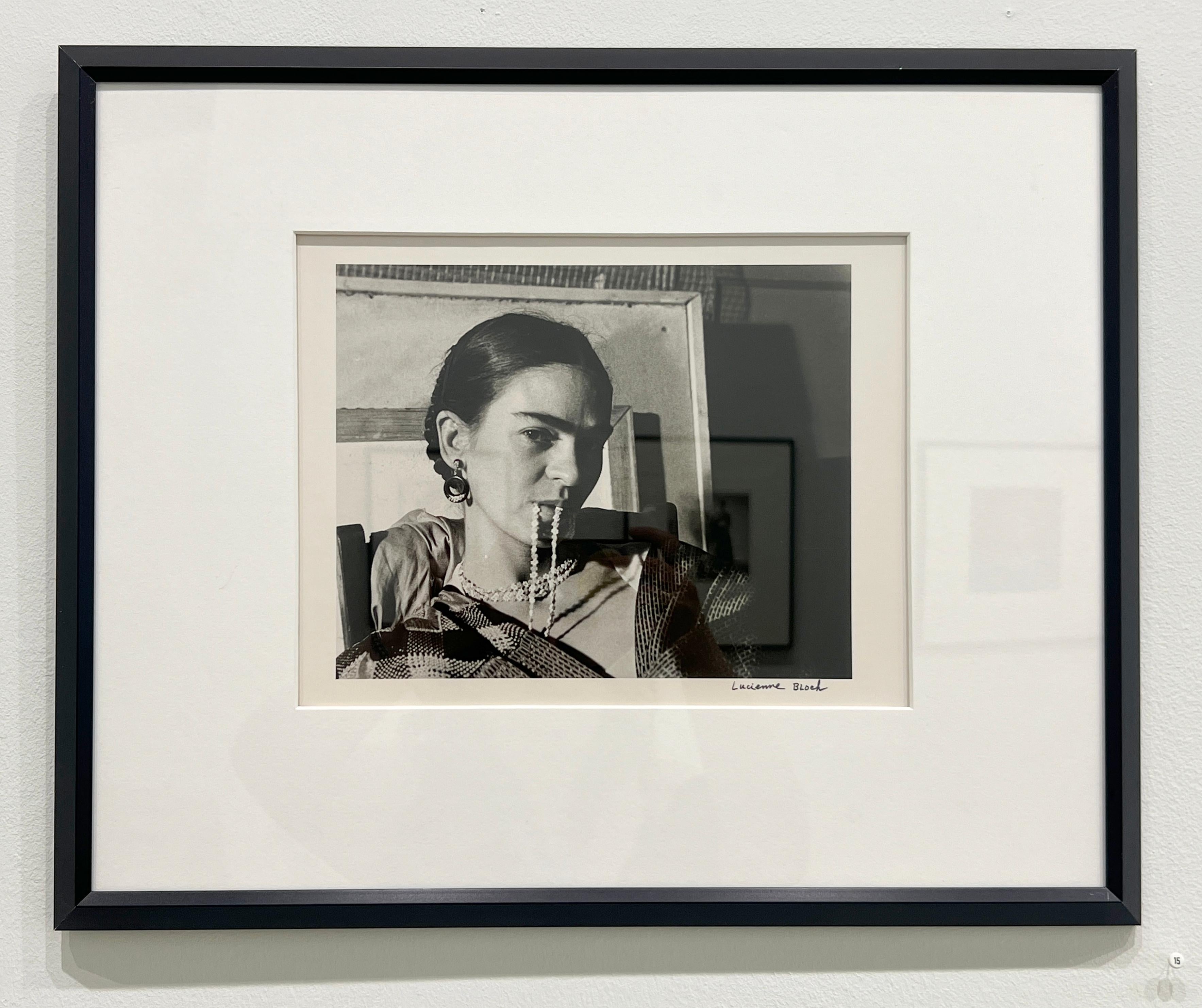 Frida Whiting Her Necklace - Photographie noir et blanc, femme artiste en vente 2