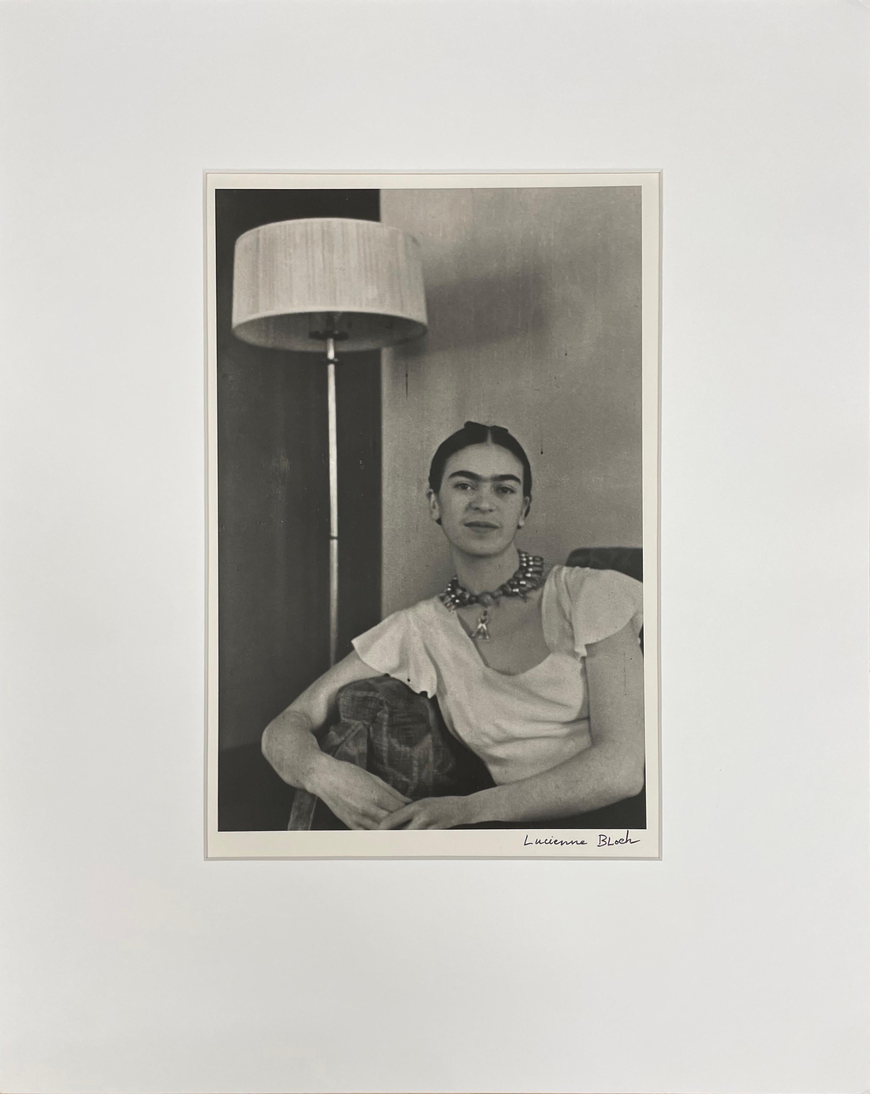 Frida by the Lampe – Schwarz-Weiß-Fotografie, Künstlerin als Frau, Frida Kahlo – Photograph von Lucienne Bloch