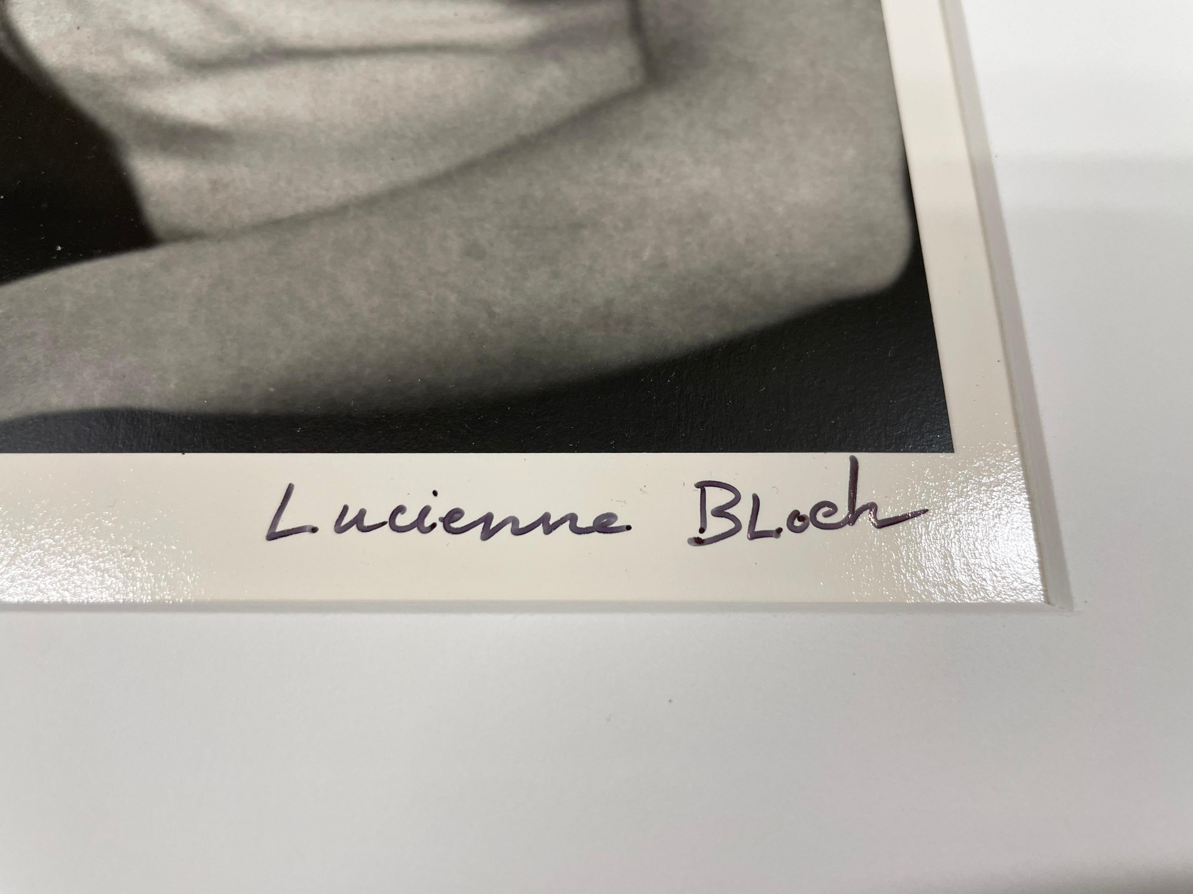 Frida by the Lampe – Schwarz-Weiß-Fotografie, Künstlerin als Frau, Frida Kahlo (Moderne), Photograph, von Lucienne Bloch